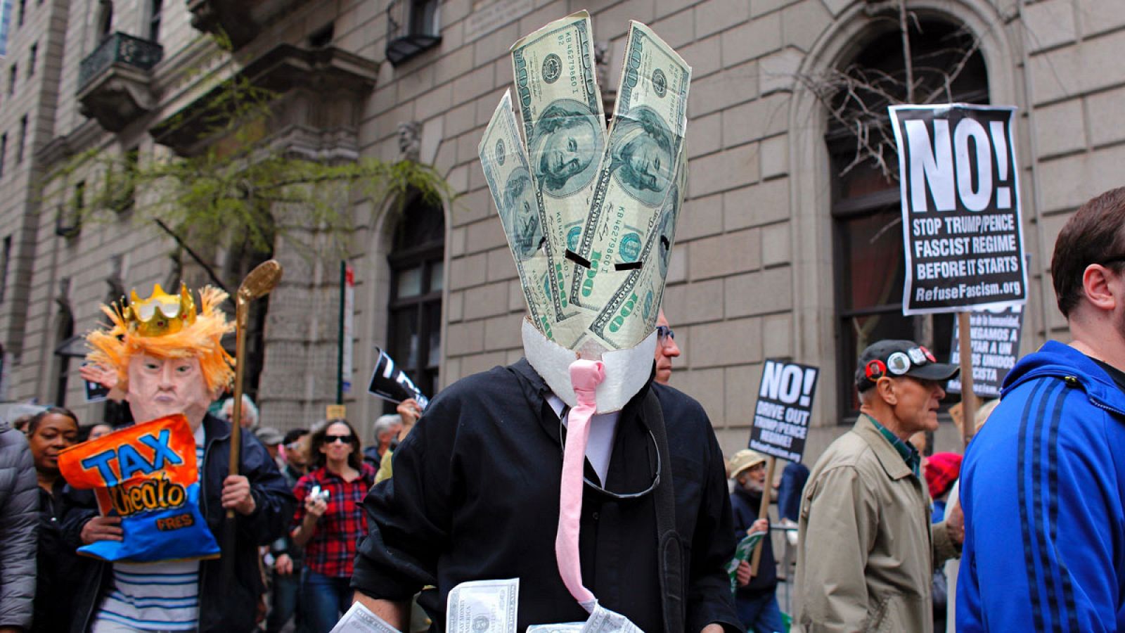Un manifestante de la "Marcha de los impuestos" en Nueva York.
