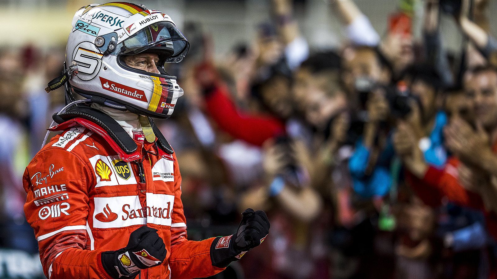 Sebastian Vettel celebra su triunfo en Bahrein.