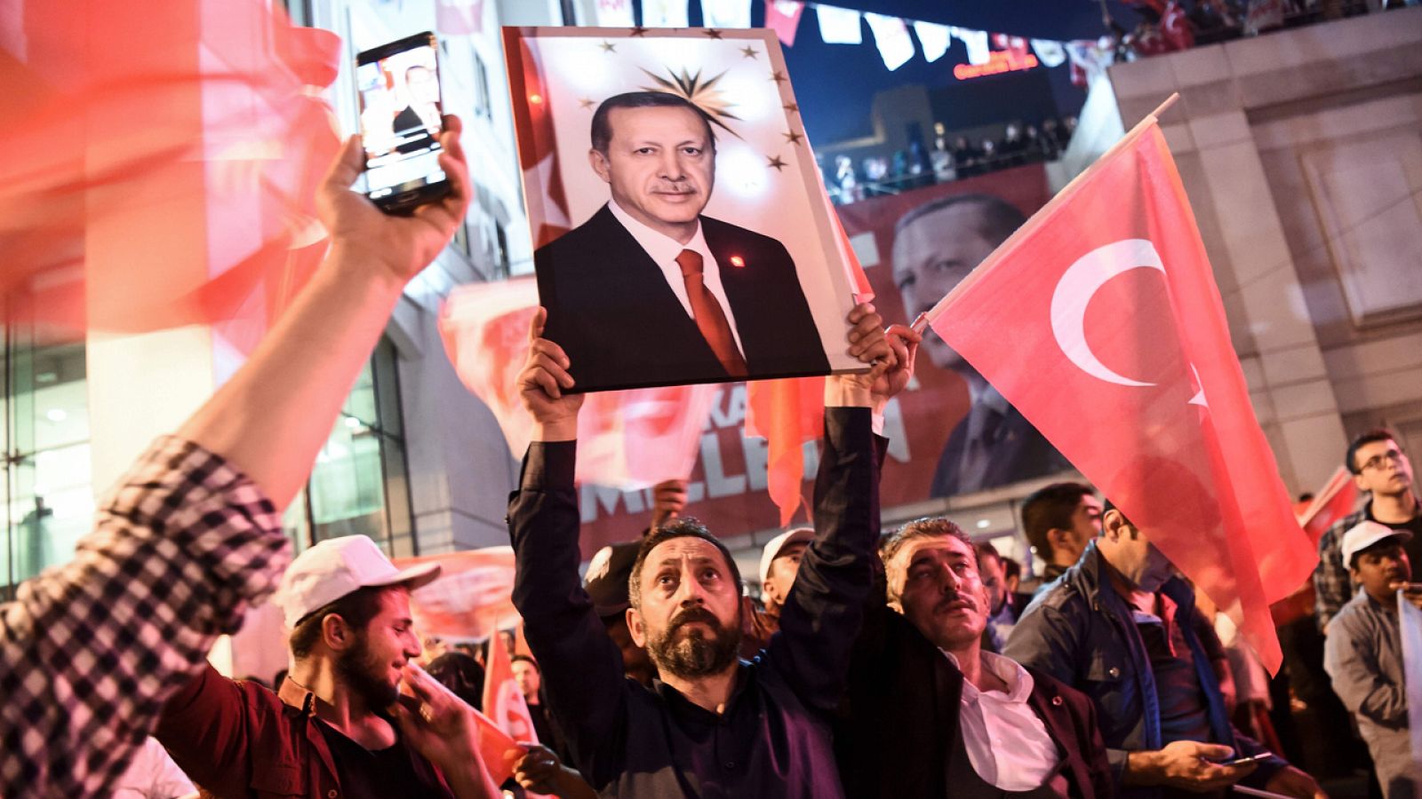 Un partidario de Erdogan enarbola un cartel de apoyo al "sí"