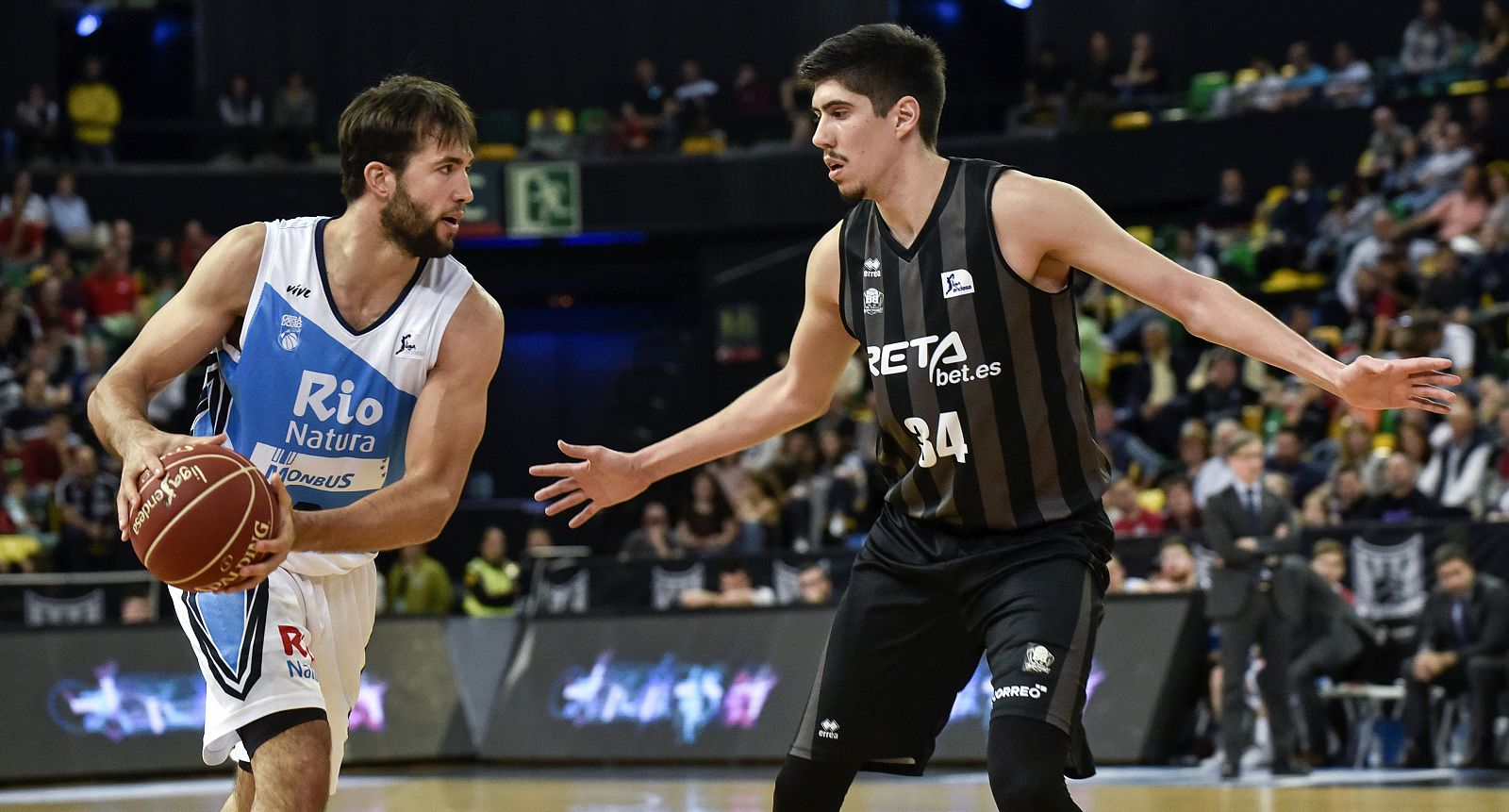 Nacho Llovet ante el ala-pívot montenegrino del Bilbao Basket Danilo Nikolic.