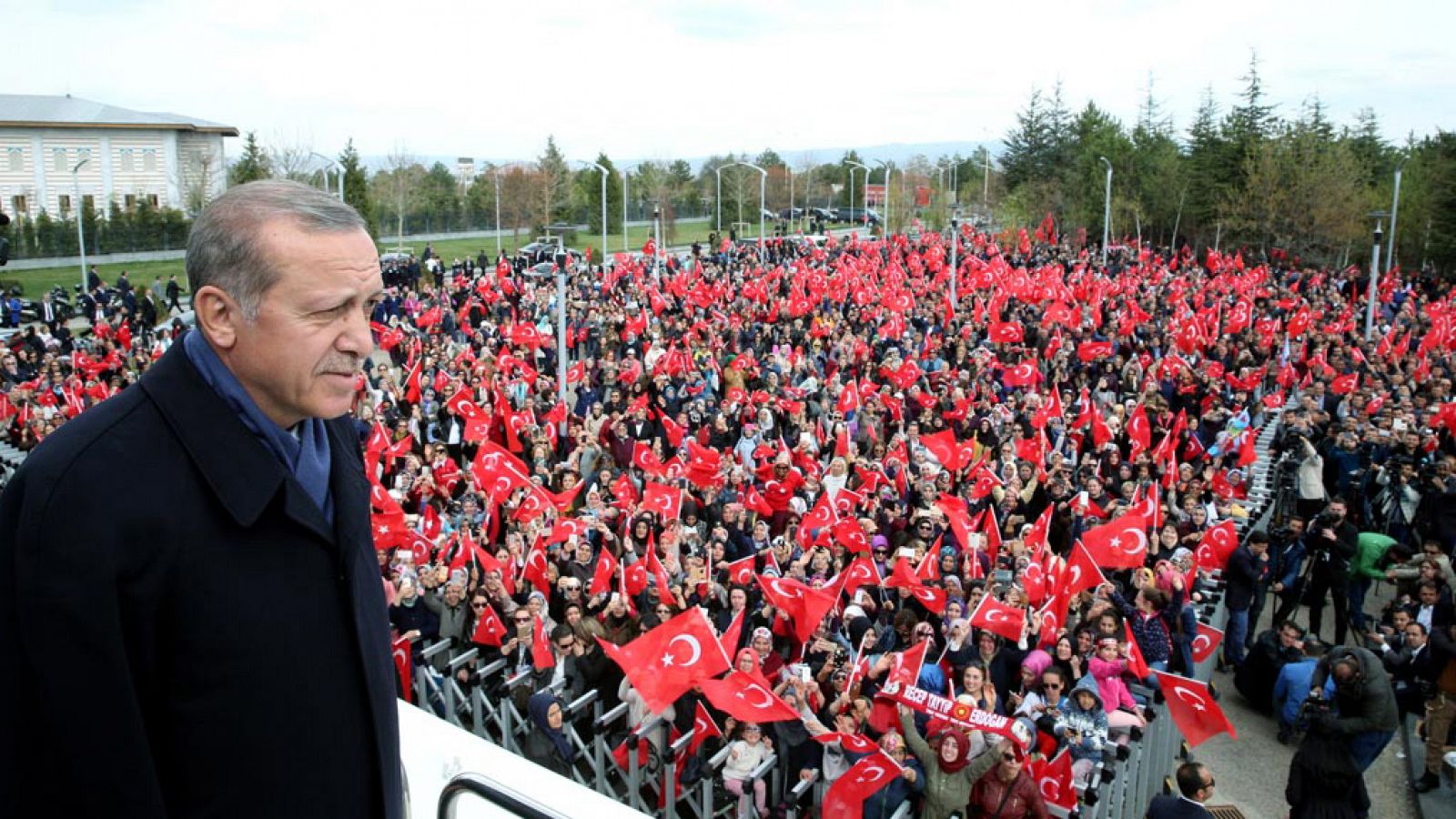 El presidente turco Recep Tayyip Erdogan se dirige a sus seguidores en Ankara