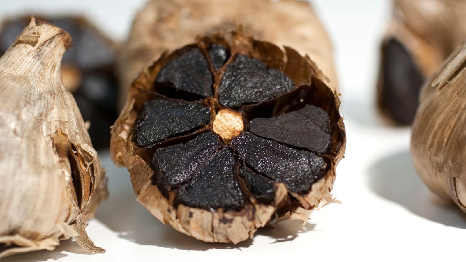 El ajo negro se obtiene a partir del ajo común mediante un proceso de envejecimiento acelerado.