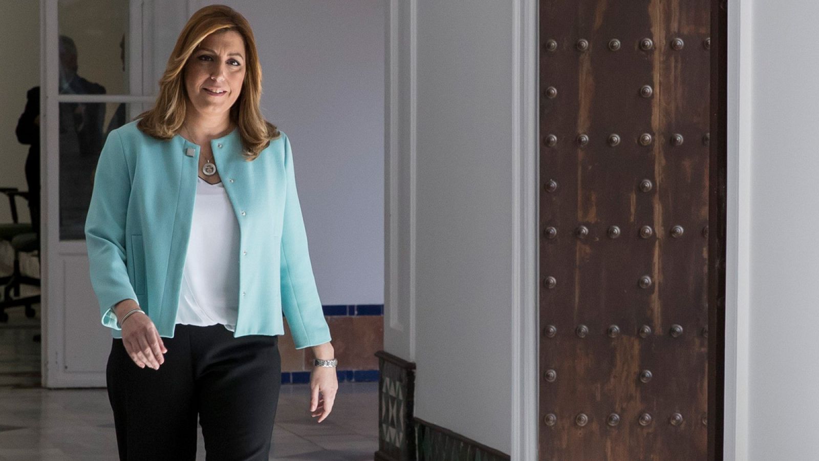 Susana Díaz camina por los pasillos del Palacio de San Telmo, sede de la Junta de Andalucía en Sevilla