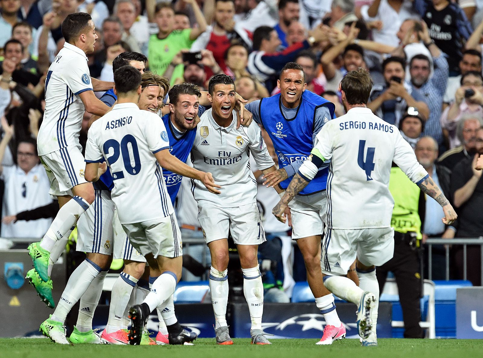 Cristiano Ronaldo celebra con sus compañeros el tanto decisivo de la eliminatoria.