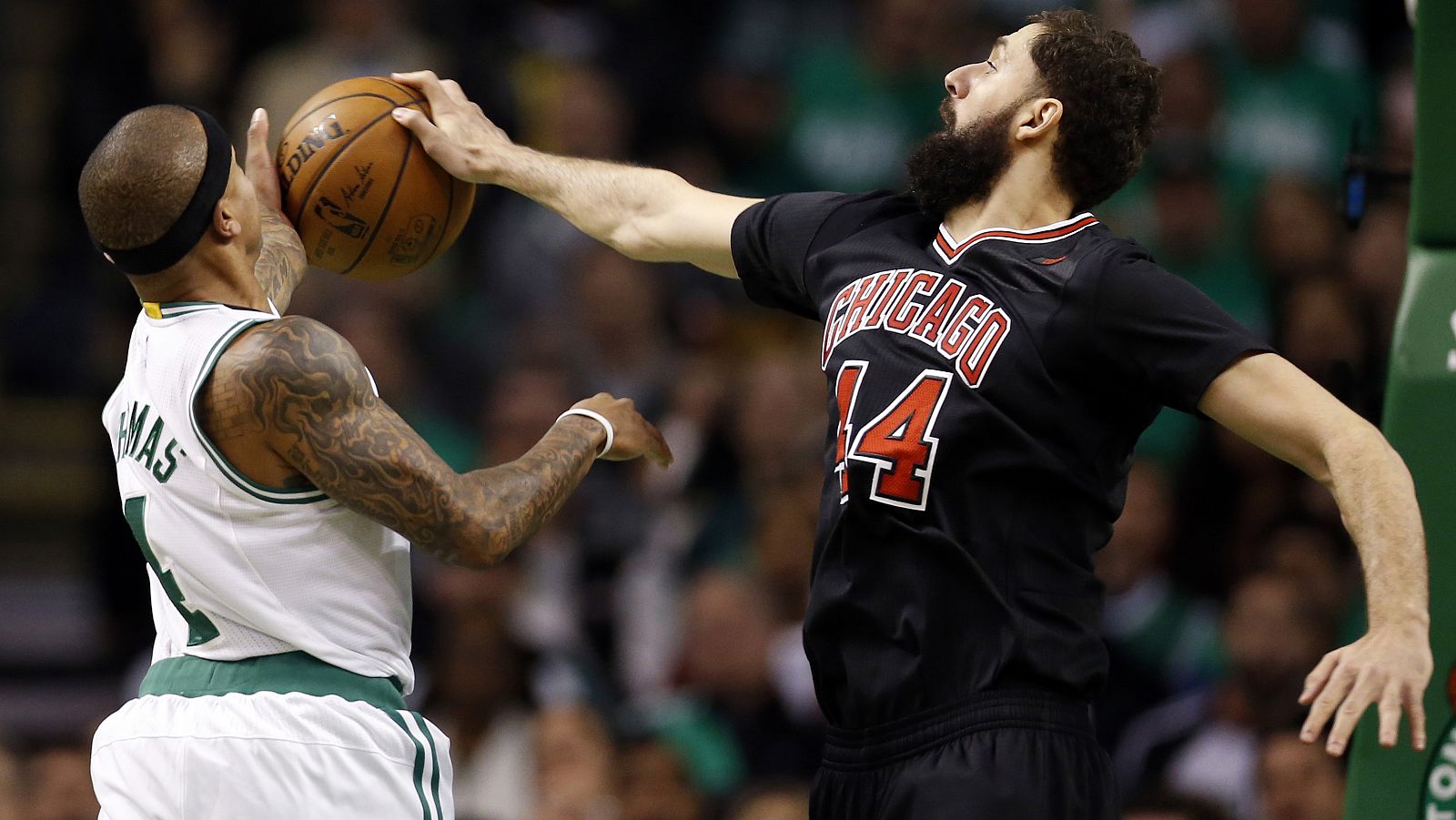 Mirotic tapona un pase de la estrella de los Celtics, Isaiah Thomas.