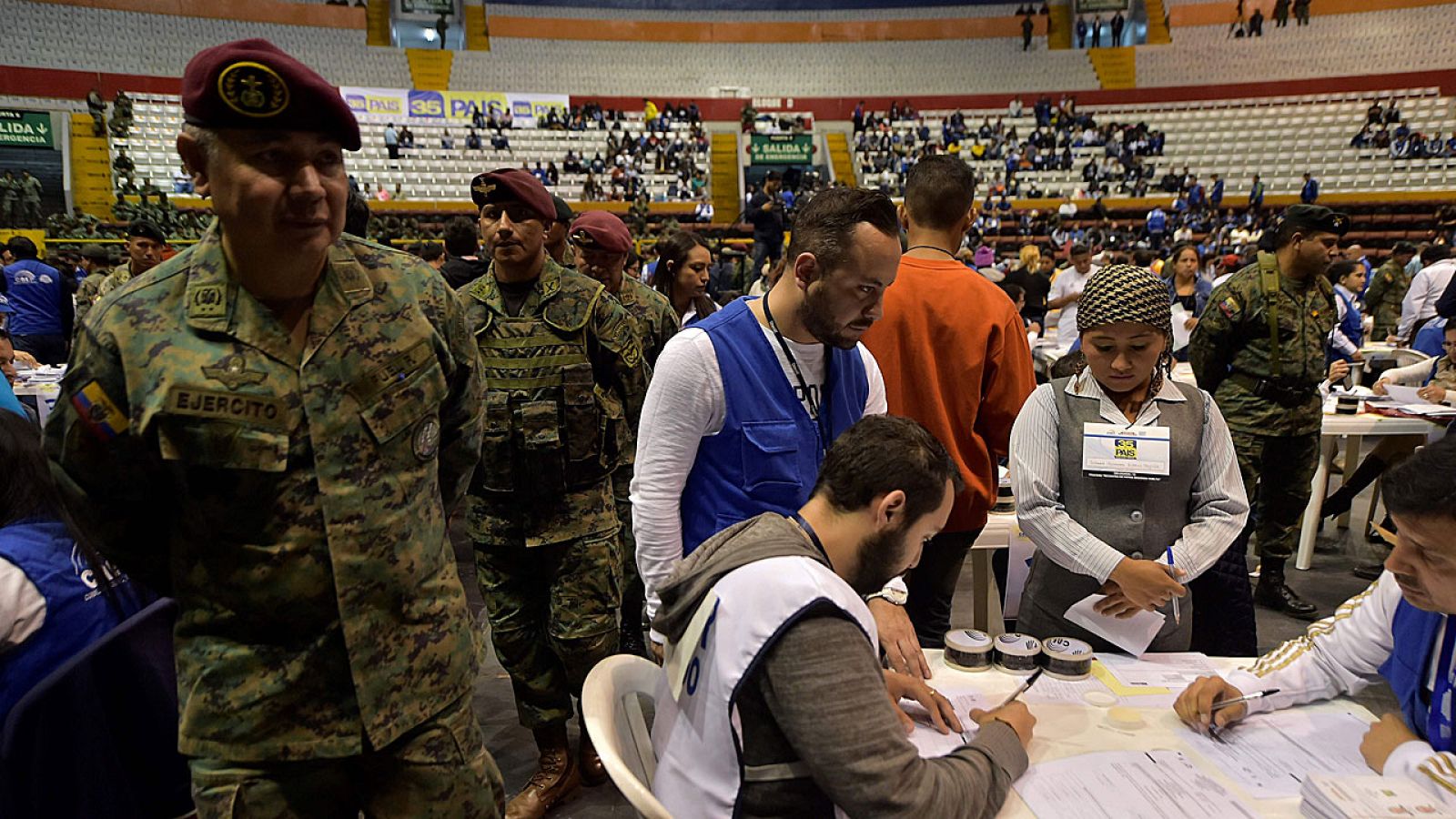 Funcionarios del Consejo Nacional Electoral participan en el recuento de votos de la segunda vuelta de las pasadas elecciones presidenciales en Quito (Ecuador).
