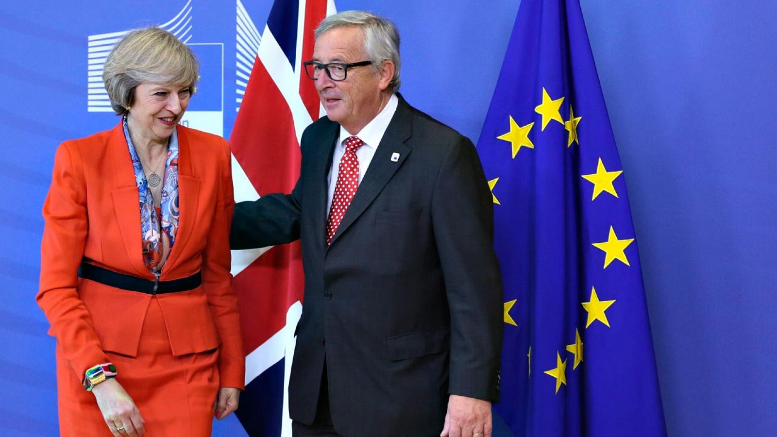 La primera ministra británica, Theresa May, y el presidente de la Comisión Europea, Jean-Claude Juncker