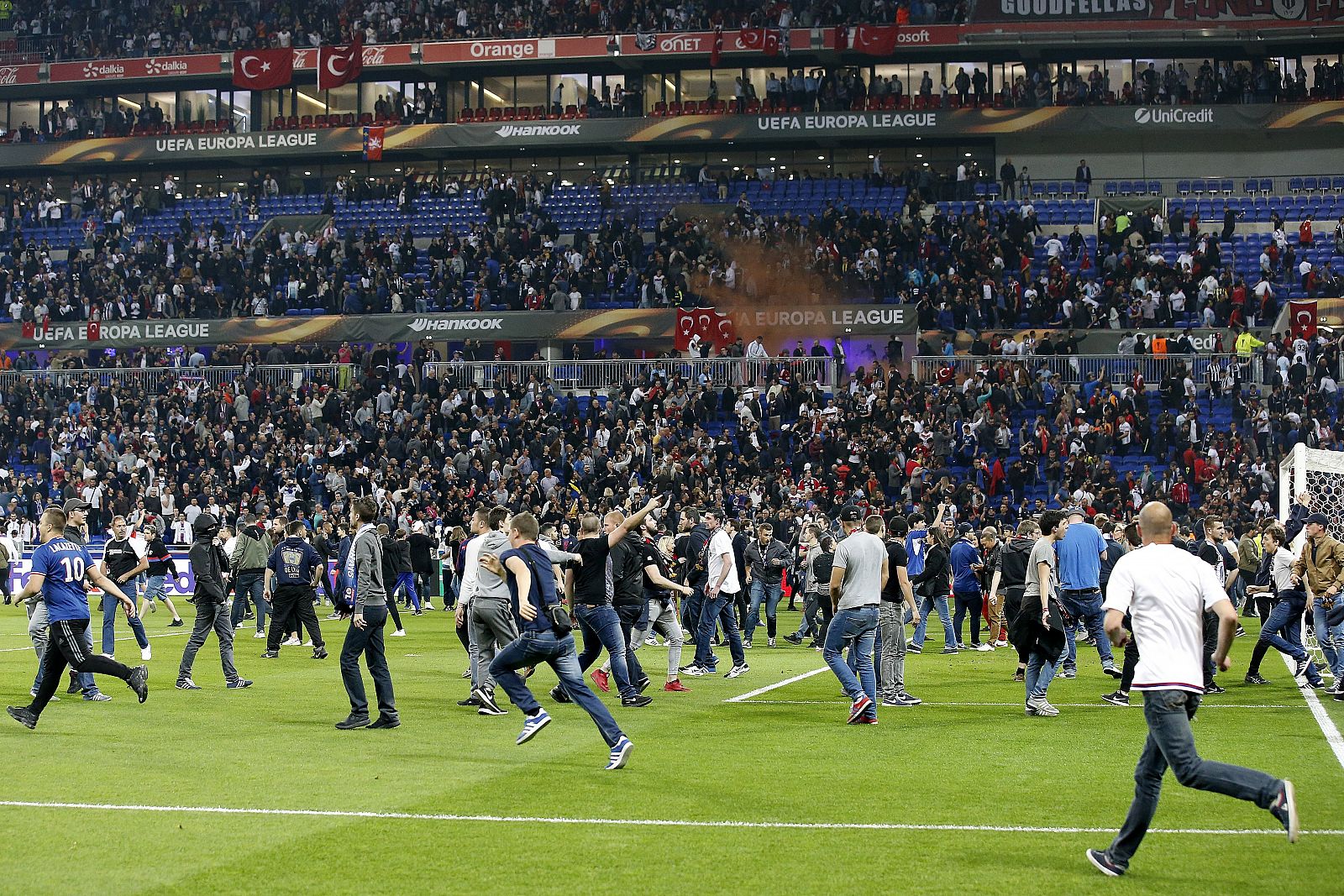 Los aficionados invadieron el campo de juego antes del partido de la Liga de Europa.