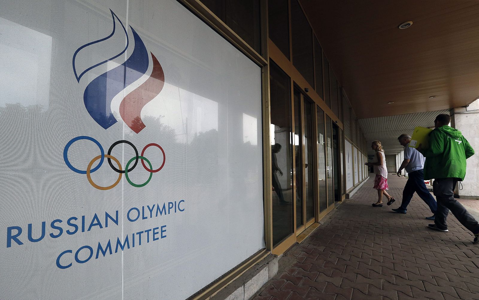 Varias personas acceden al interior de la sede del Comité Olímpico de Rusia (COR) en Moscú.