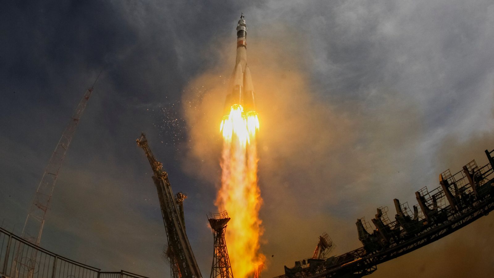 Lanzamiento del cohete Soyuz-FG y la nave espacial Soyuz MS-04 desde el cosmódromo de Baikonur (Kazajistán).