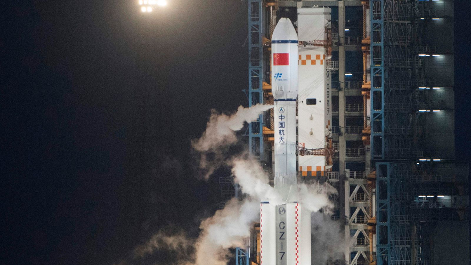 Momento del lanzamiento del carguero espacial chino "Tianzhou 1" en el Centro de lanzamiento espacial de Wenchang.