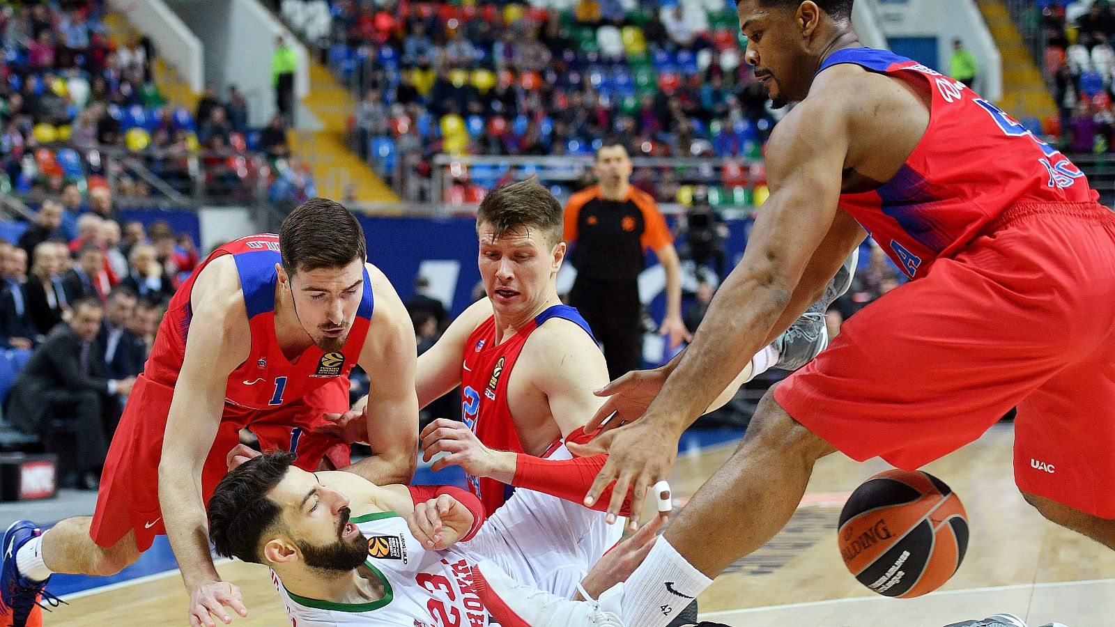 Shengelia, del Baskonia, pugna por un balón con Hines, del CSKA