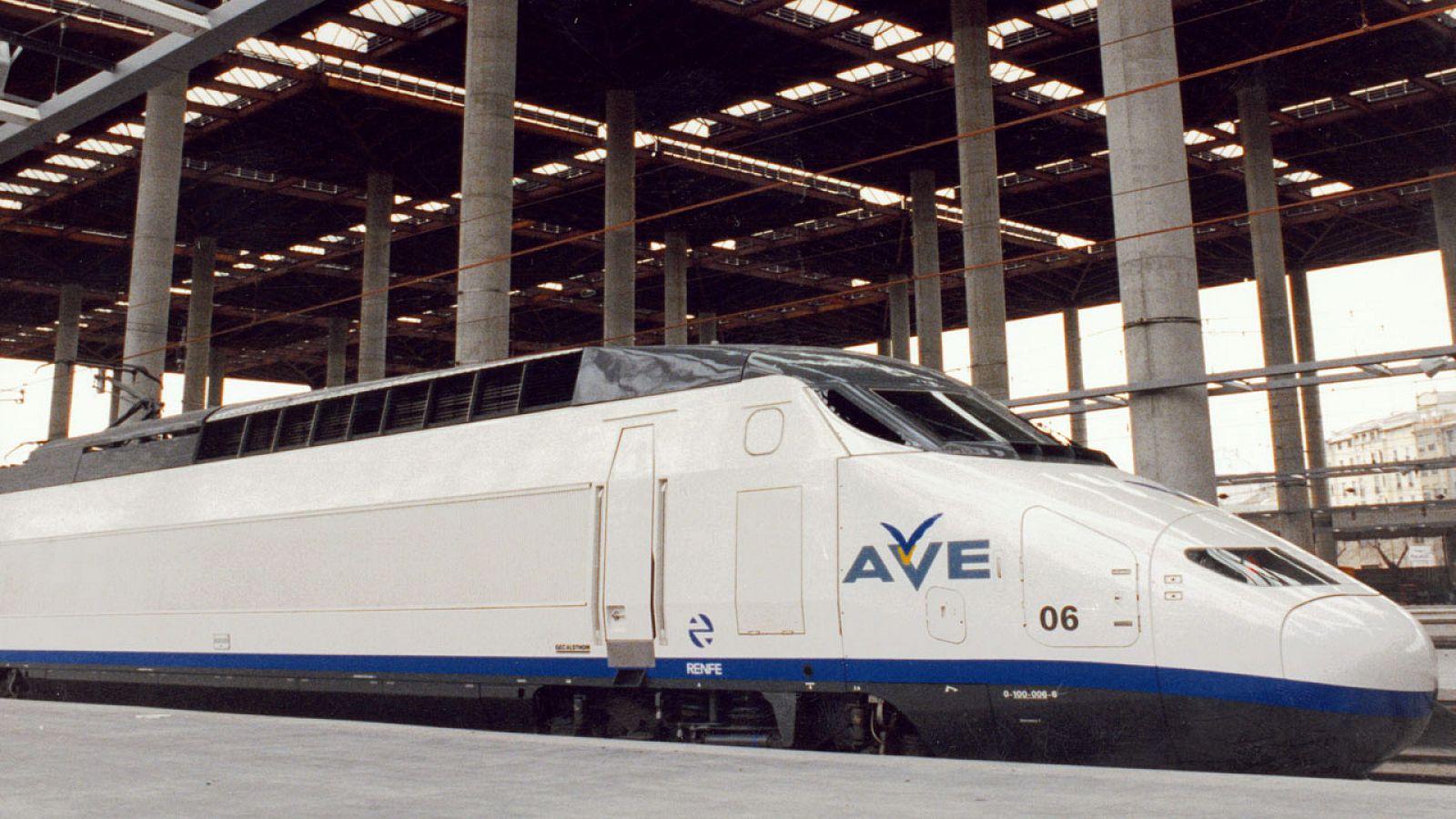 Un tren de Alta Velocidad (AVE) en la estacion de Madrid.