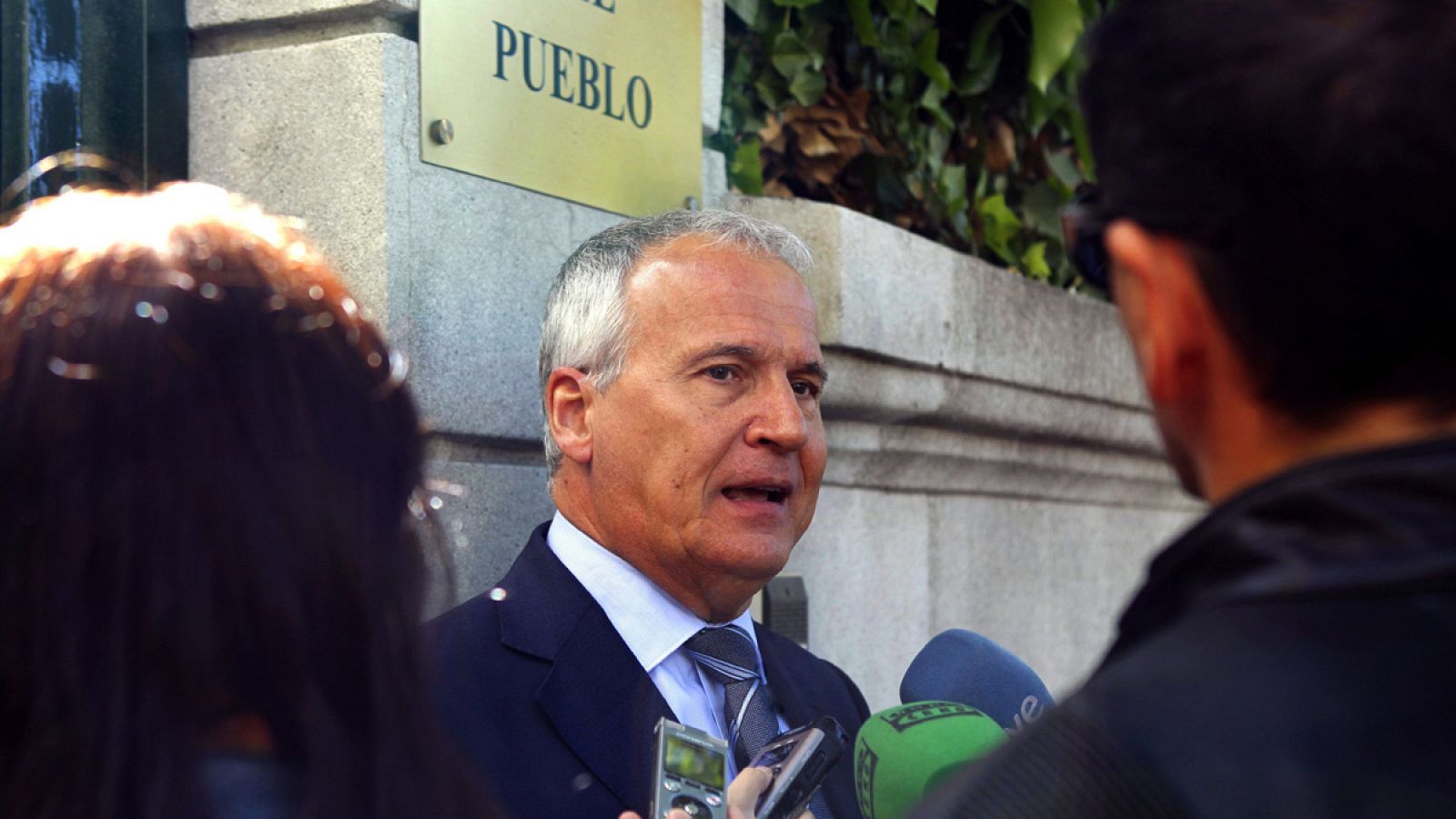 El presidente de Empresaris de Catalunya, José Bou, atiende a los medios tras registrar en la sede del Defensor del Pueblo un documento pidiendo el amparo de la institución