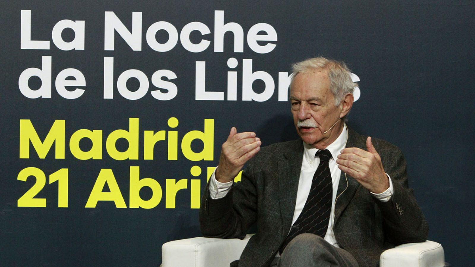 El escritor y último premio Cervantes, Eduardo Mendoza durante una conversación con motivo de la Noche de los Libros en la Real Casa de Correos de Madrid el viernes 21 de abril de 2017.