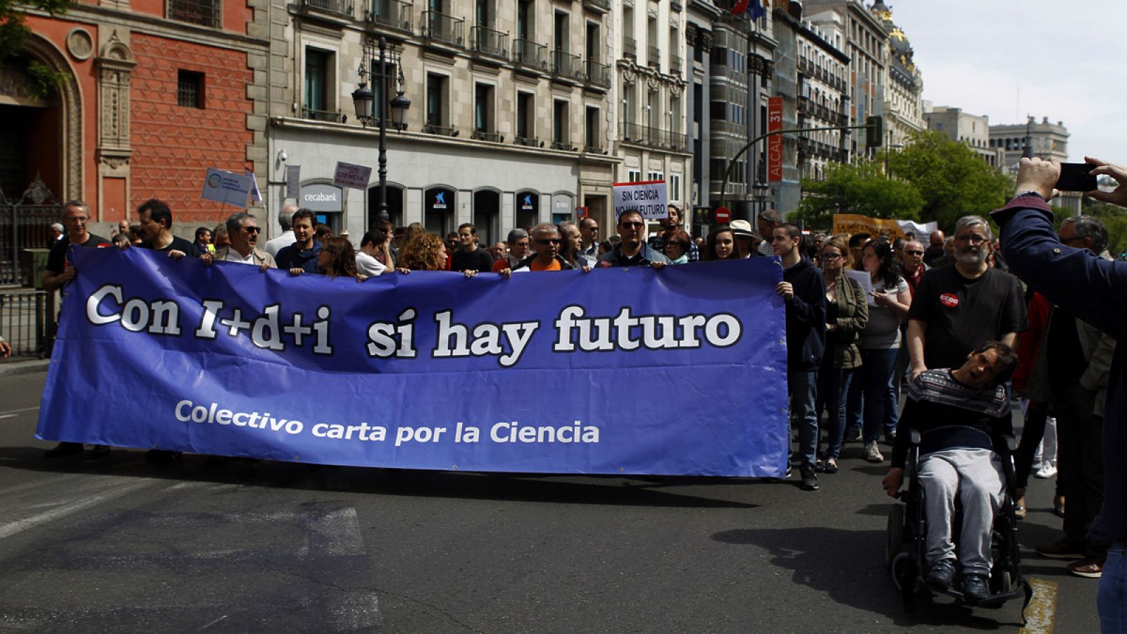Científicos españoles se suman frente al Ministerio de Educación, en Madrid, a la marcha mundial por la ciencia