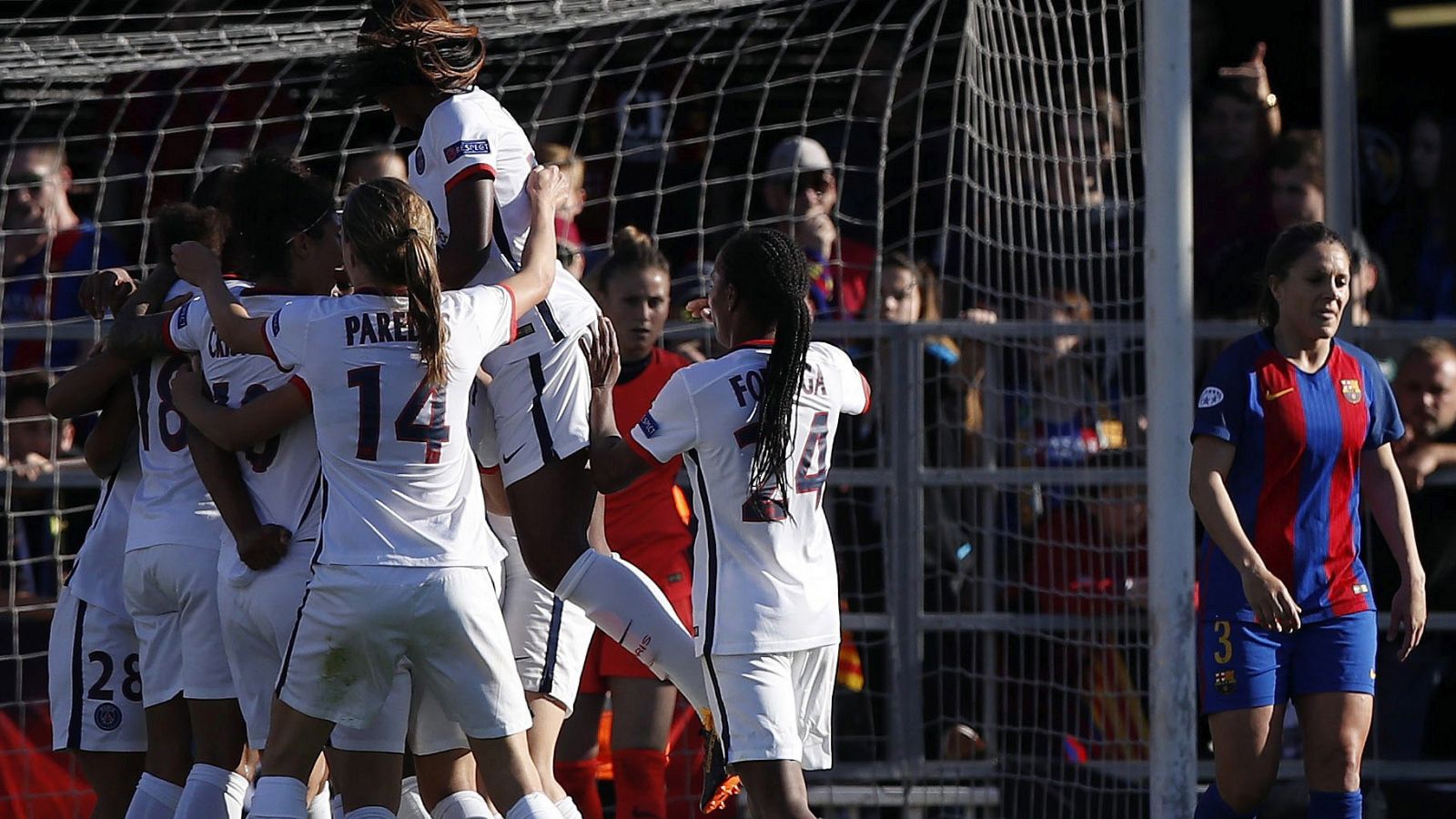 Las jugadoras del PSG celebran el primer gol de su equipo ante el FC Barcelona