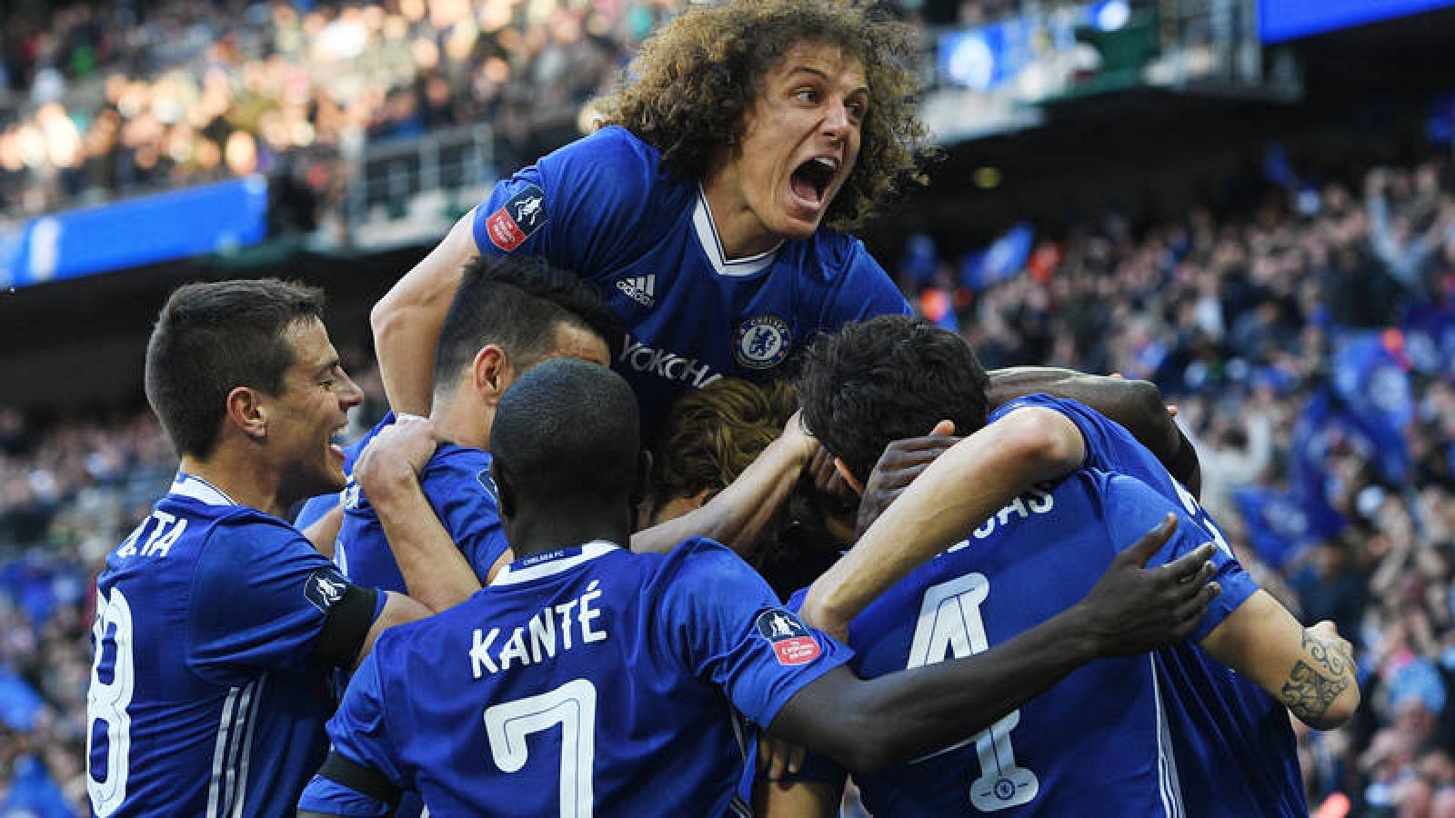 Los jugadores del Chelsea celebran el gol de Matic frente al Tottenham Hotspurs