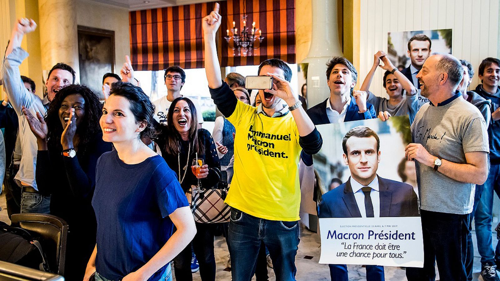 Votantes de Macron en Suiza celebran la victori del candidato de ¡En Marcha!