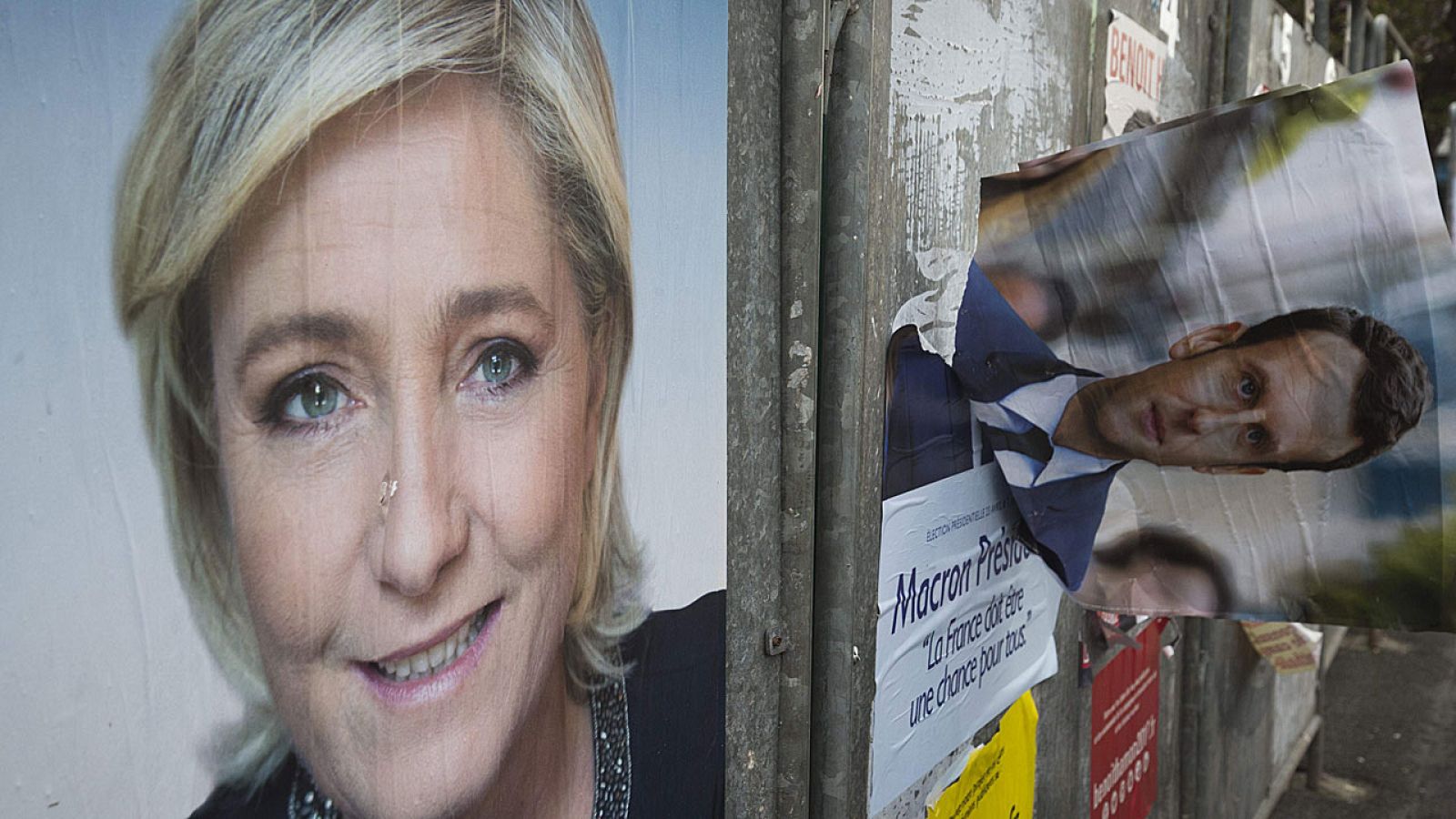 La Republica Francesa se enfrenta a dos semanas de furiosa campaña electoral para elegir entre dos candidatos opuestos.
