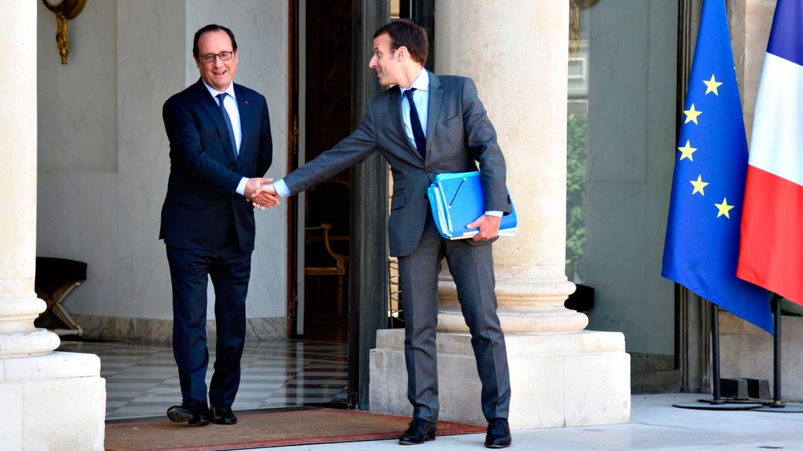 Hollande y Macron en el Palacio del Elíseo, cuando el ahora candidato formaba parte del Gobierno socialista