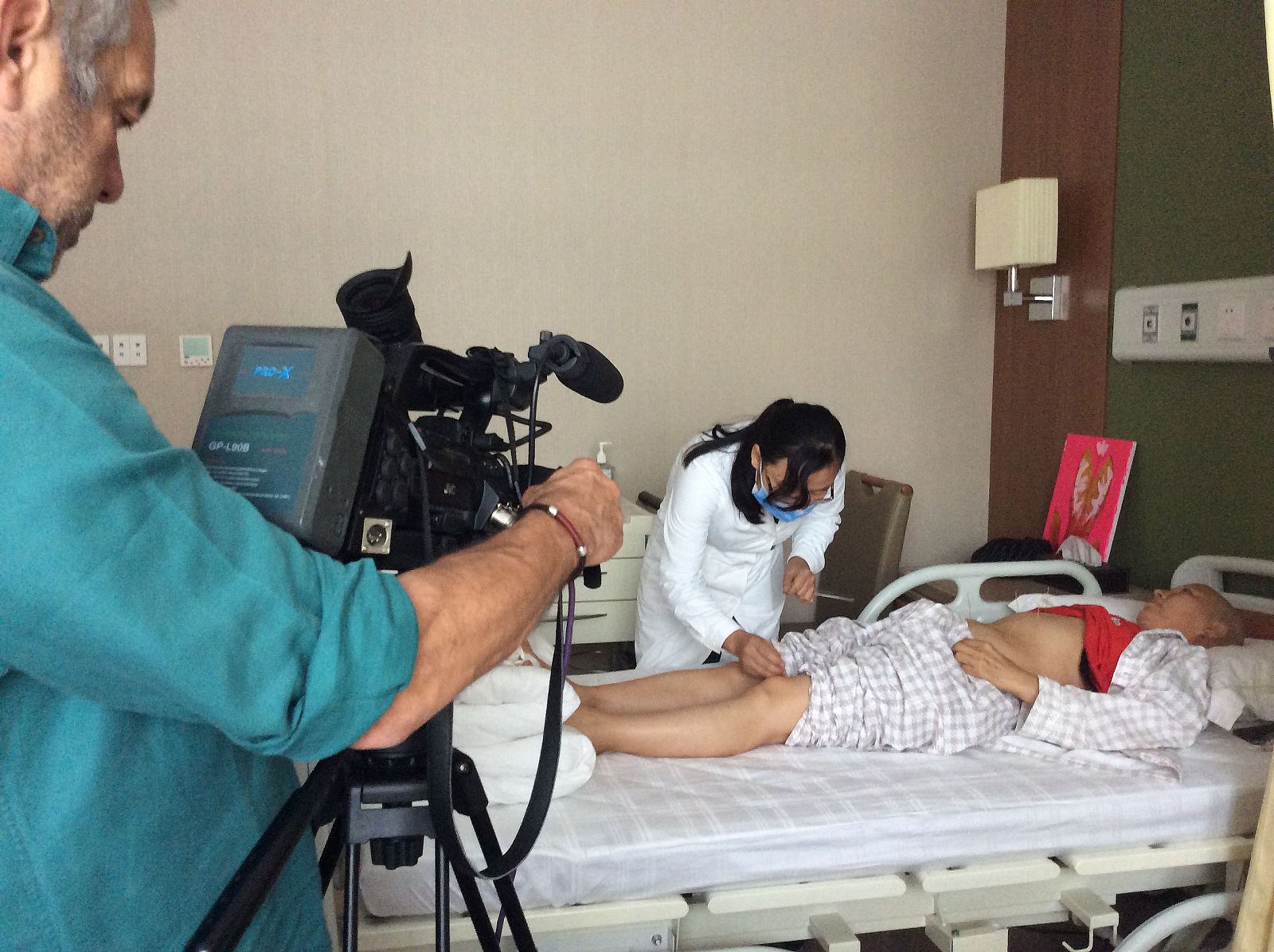 'Historias de mujeres' ha visitado en China hospitales de referencia en Xian y Pekín junto a la oncóloga Laura García Estévez