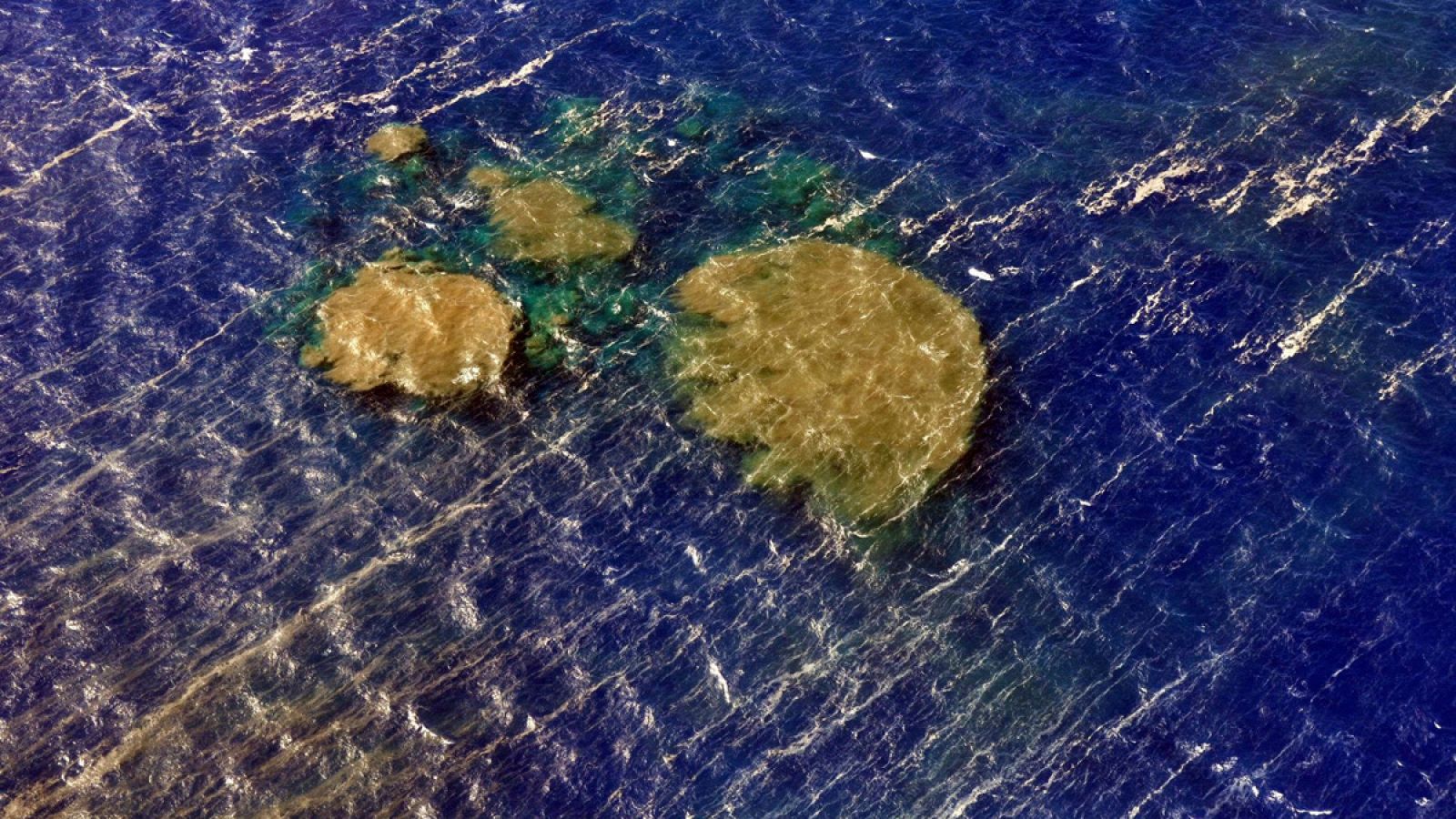 Fotografía de archivo facilitada por la guadia Civil del aspecto que muestra las manchas en el mar producto de los materiales expulsados tras la erupción submarina de la isla de El Hierro