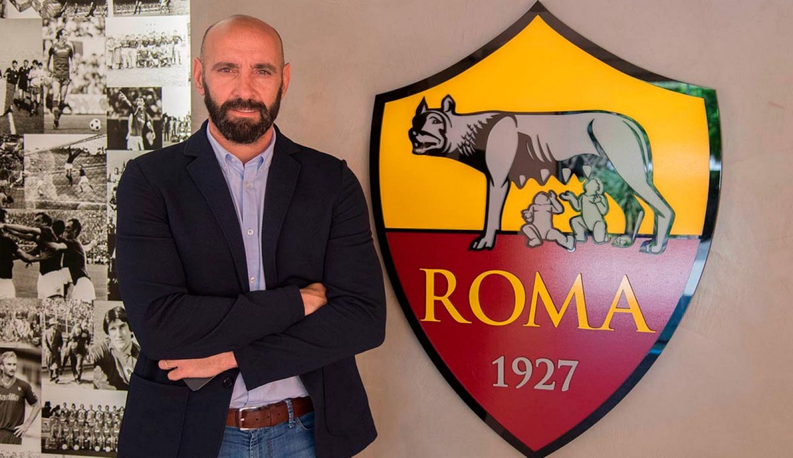 Monchi posa con el escudo de su nuevo club el AS Roma.