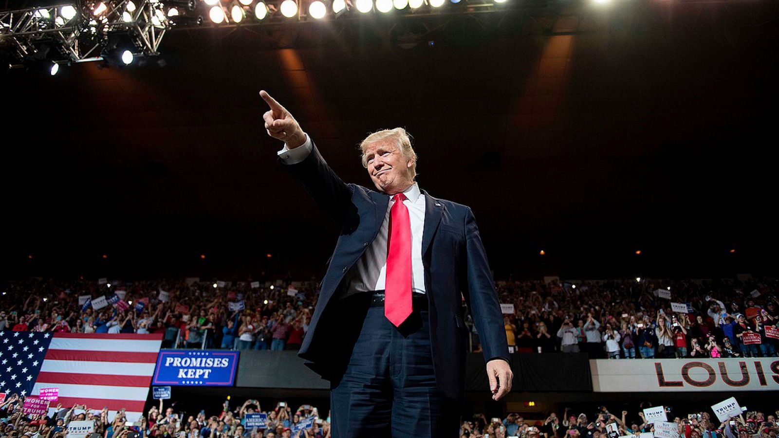 El presidente Donald Trump en un acto en Louisville, Kentucky, el 20 de marzo de 2017. Detrás, un cartel con el lema: "Promesas cumplidas"