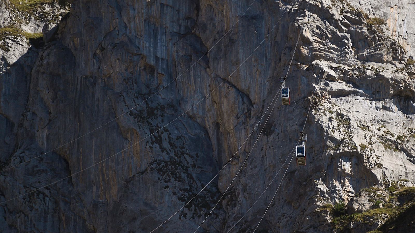 Dos cabinas del Teleférico de Fuente Dé, en el Parque Nacional de los Picos de Europa