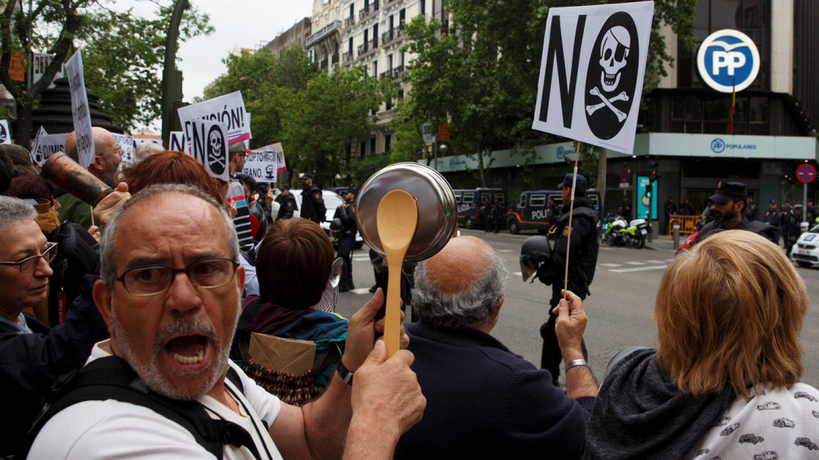 Cientos de personas se han concentrado frente a la sede del PP en la calle de Génova de Madrid para una 'cacerolada'.