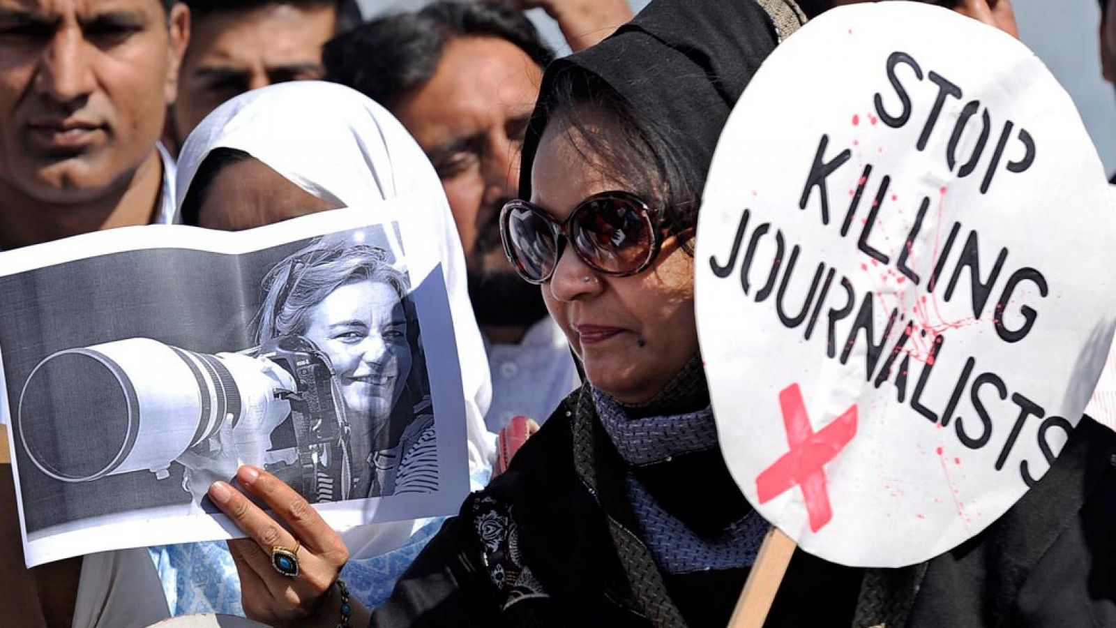 Imagen de una mujer durante una protesta por la muerte de una periodista alemana en Pakistán