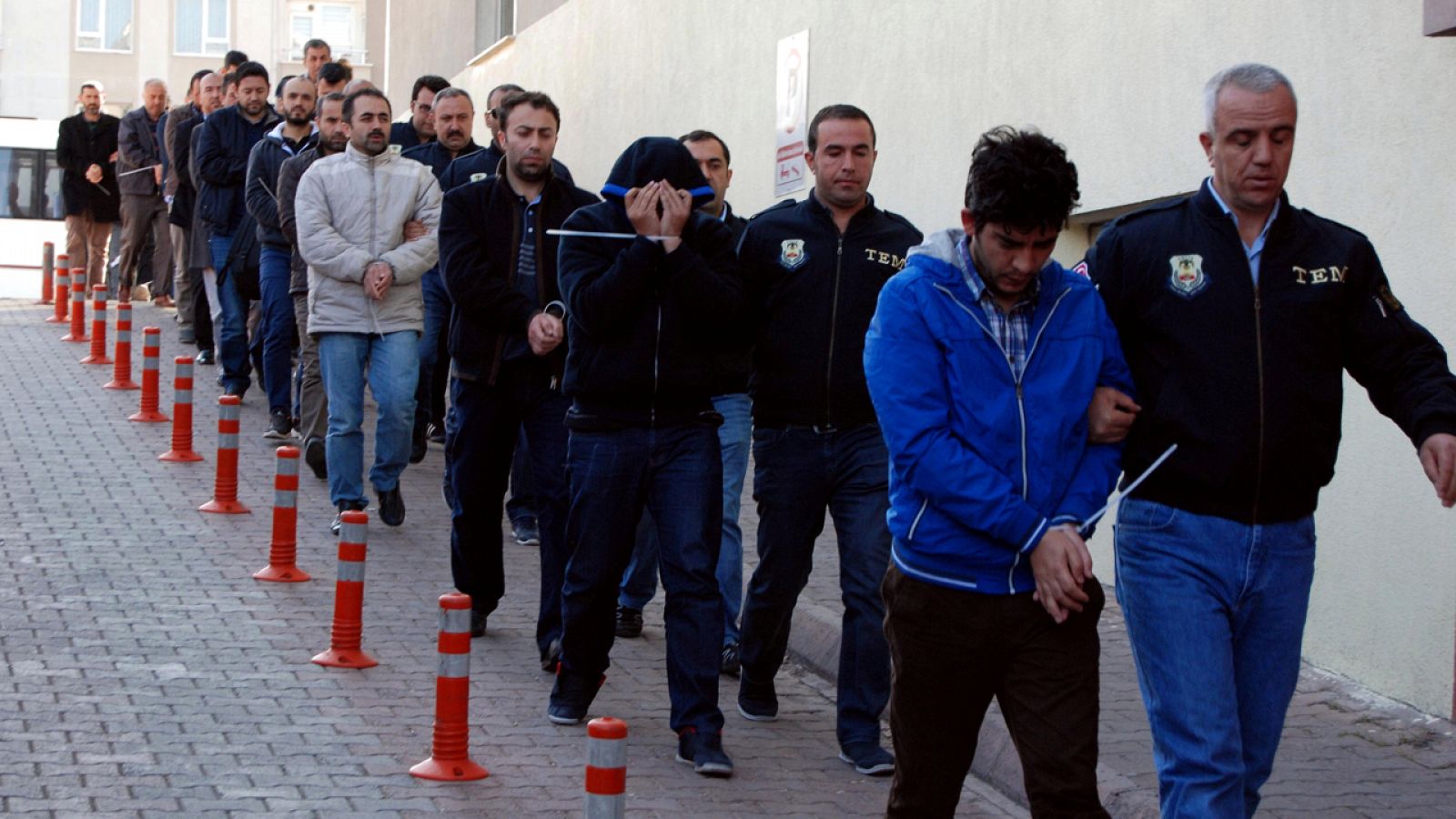 Parte de los detenidos sospechosos de estar vinculados al clérigo Fethullah Gulen en Kayseri, Turquía.