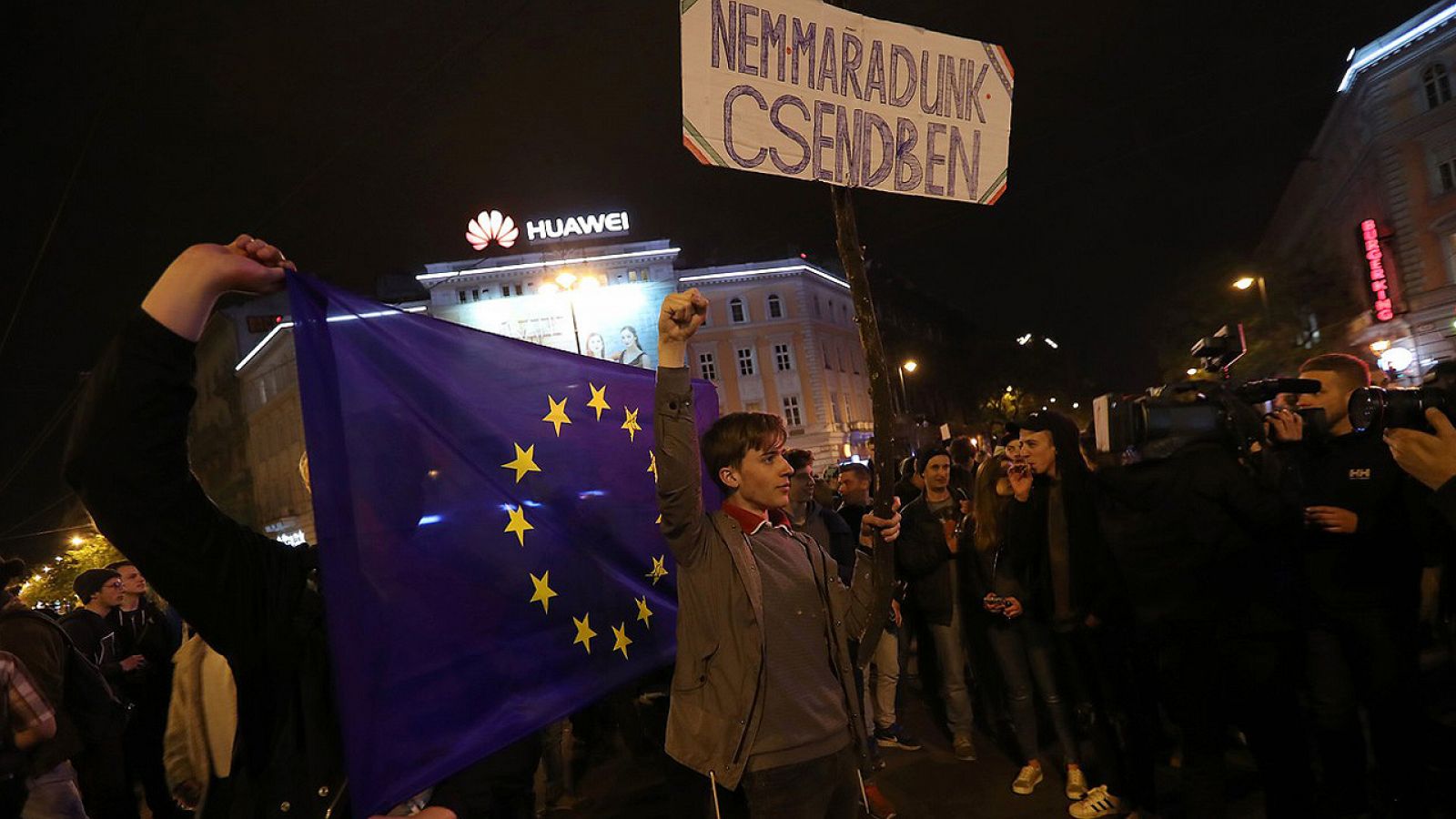 Protestas contra el primer ministro de Hungría, Víktor Orban, en Budapest. En el cartel se lee: "No te quedes callado"