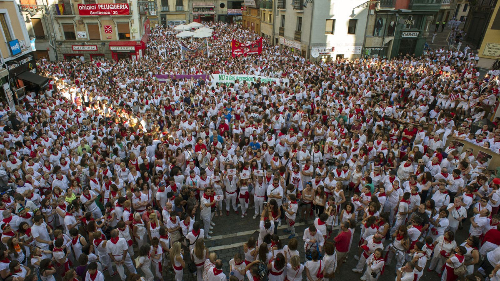 Cientos de personas se concentran durante las fiestas de San Fermín para mostrar su condena ante una agresión sexista a una joven