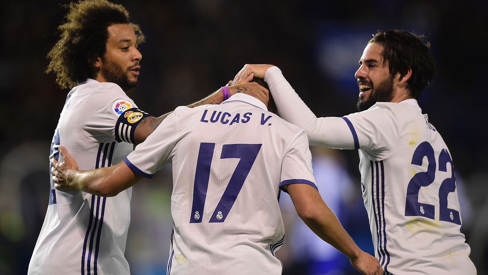 Los jugadores del Madrid celebran el gol de Lucas.