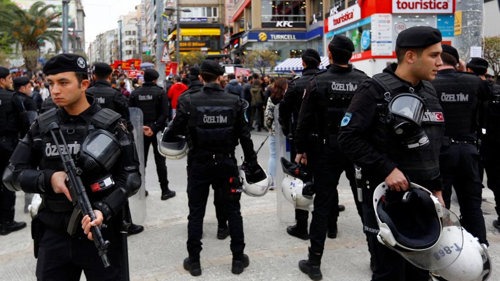Imagen de archivo de policías turcos durante una protesta anti-gobierno en el districto de Kadikoy, Estambul