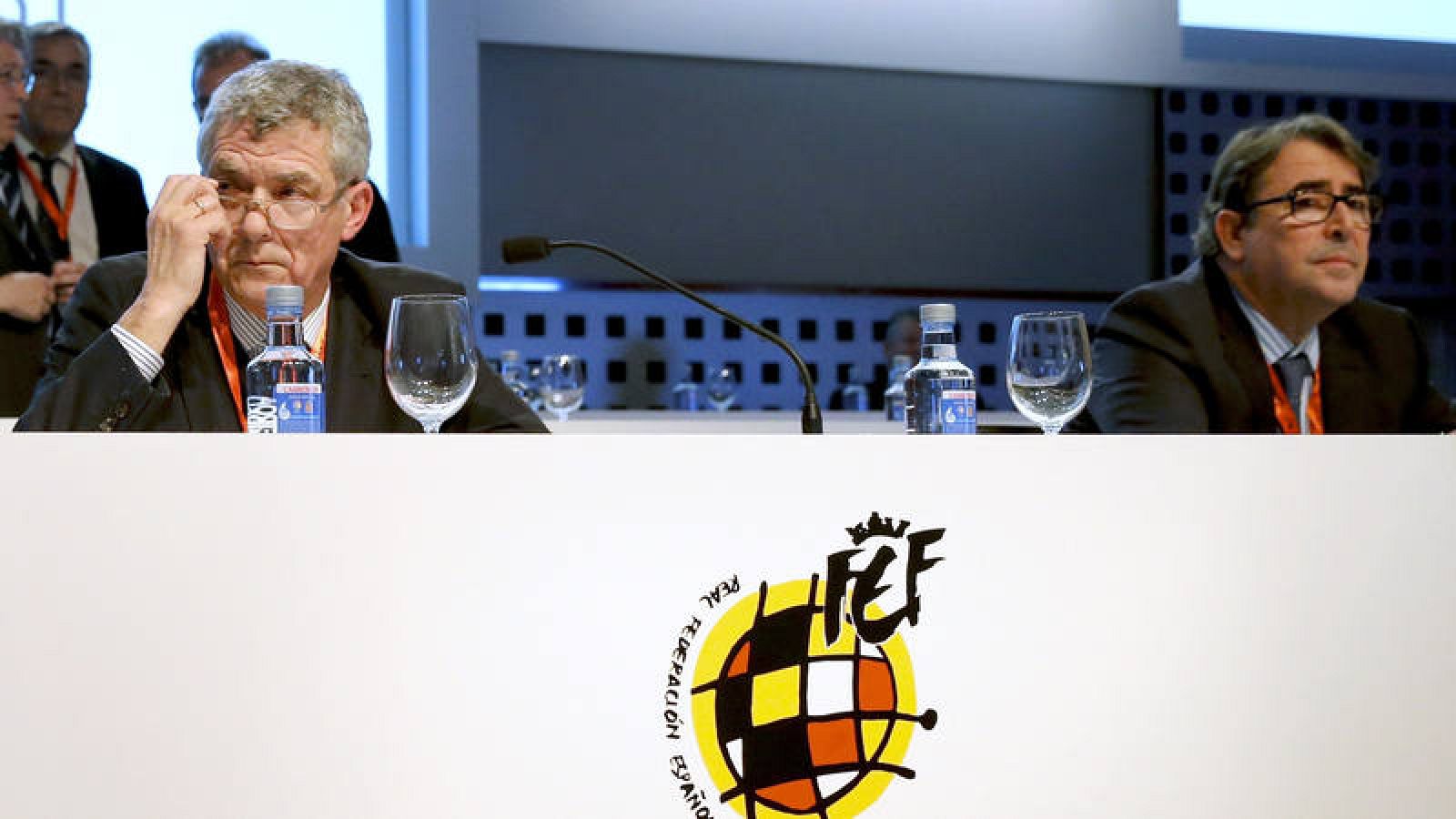 Ángel María Villar (izquierda) y Jorge Pérez (derecha), rivales por la presidencia de la RFEF