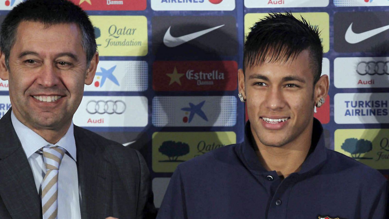 El entonces vicepresidente deportivo del Barça, Bartomeu (i) presenta a Neymar en 2013