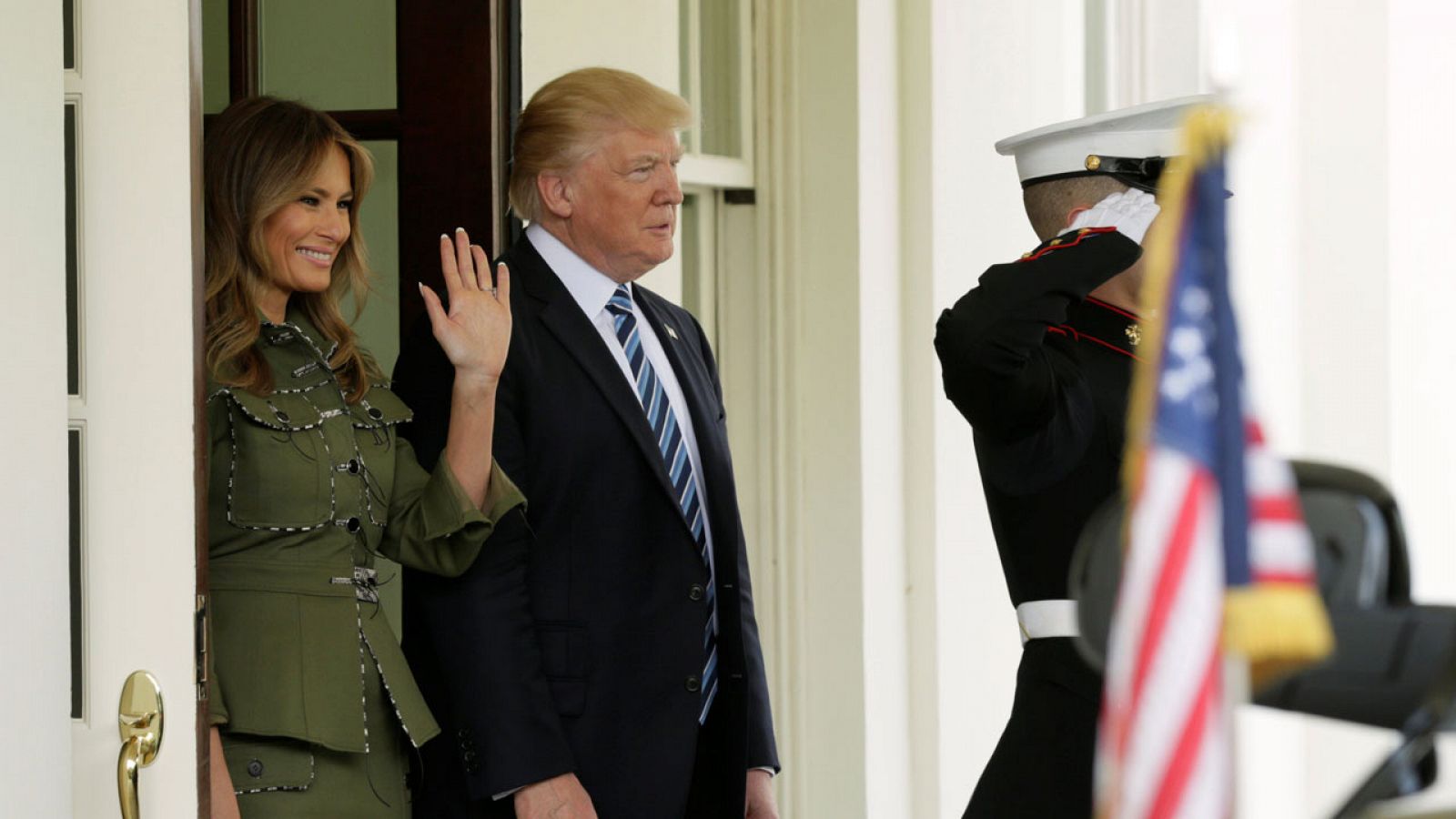 El presidente de EE.UU., Donald Trump, junto a la primer dama en la Casa Blanca
