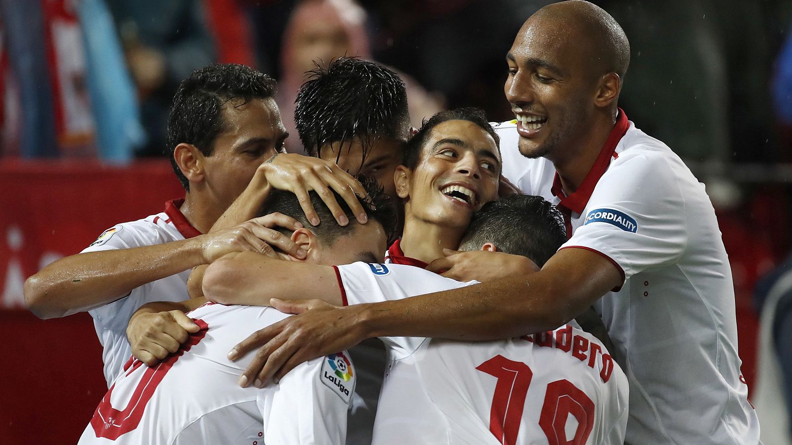Los jugadores del Sevilla celebran el gol de Ben Yedder
