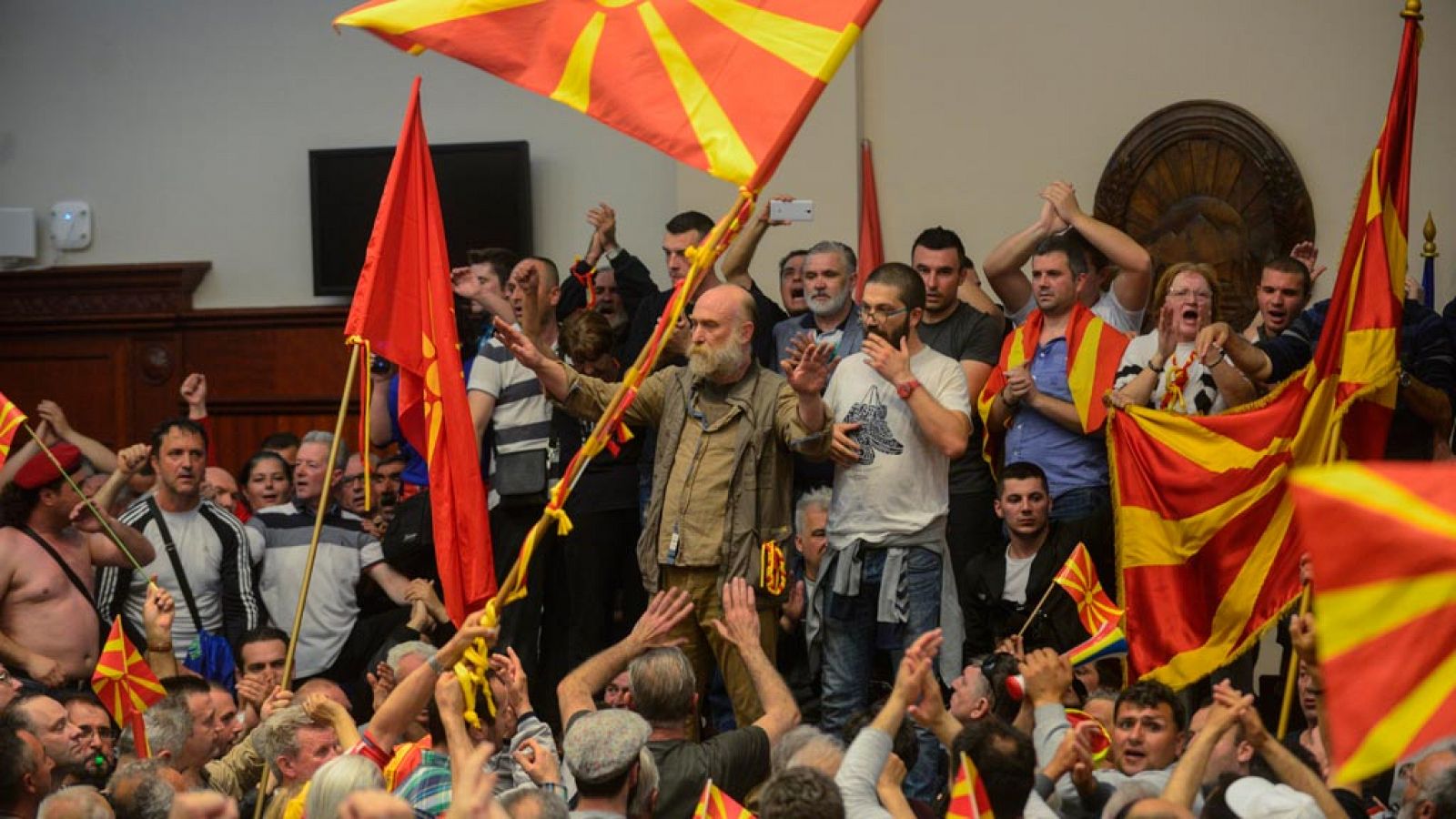 Manifestantes protestan dentro del Parlamento en Skopje