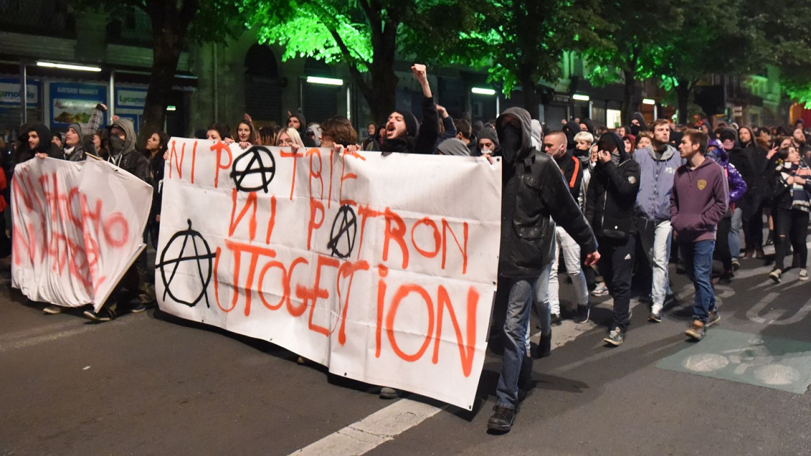 Manifestantes sostienen una pancarta en la que se lee "Ni patria ni patrón" durante una protesta contra los resultados de la primera vuelta de las presidenciales francesas