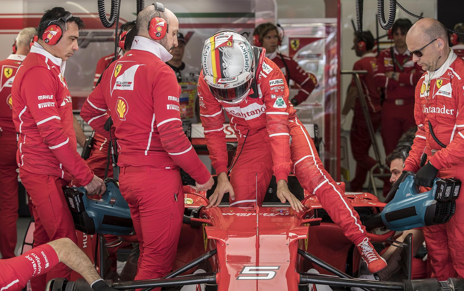 Vettel, en los 'boxes' de Sochi