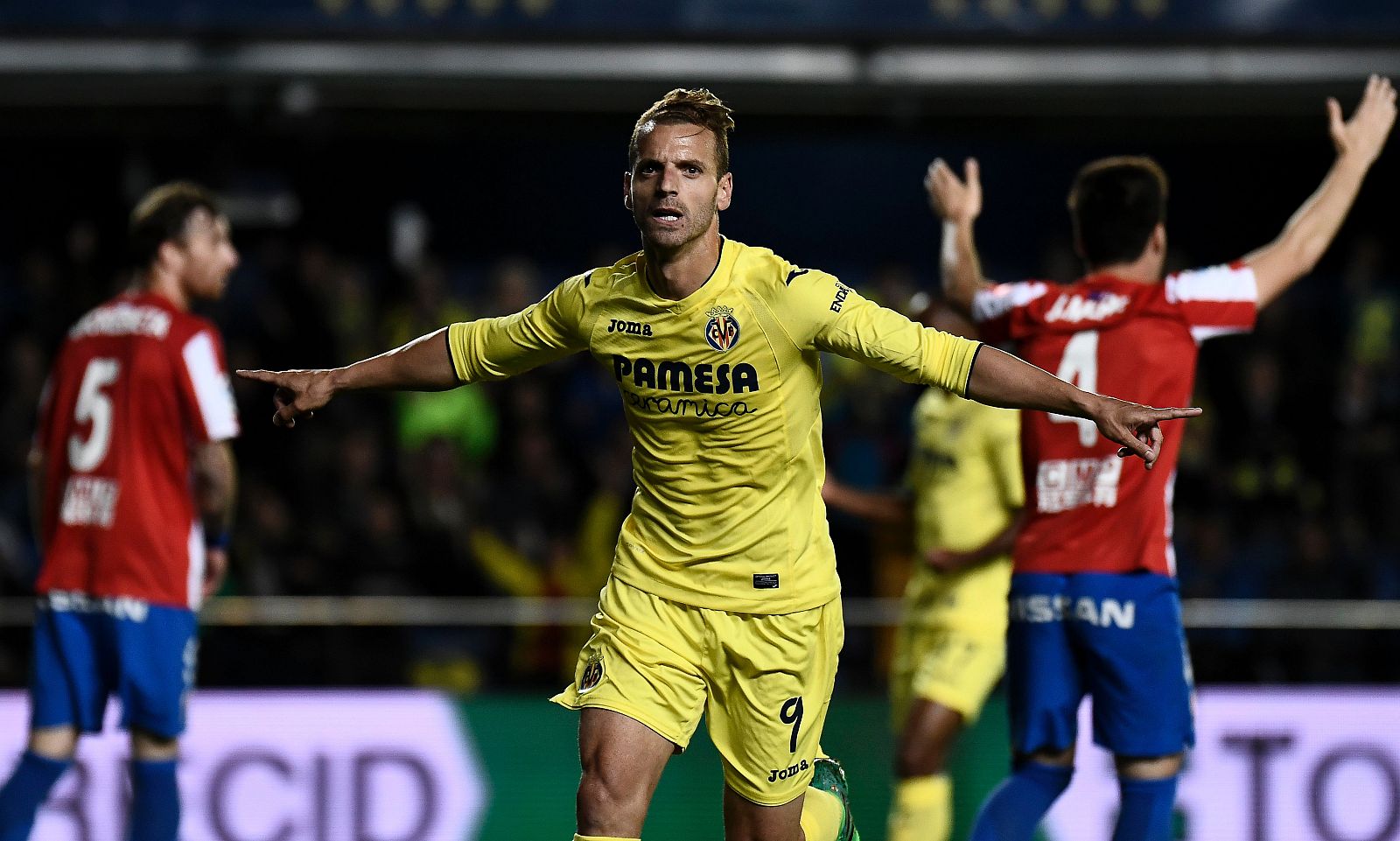 El delantero Soldado celebra el primer gol del Villarreal al Sporting.