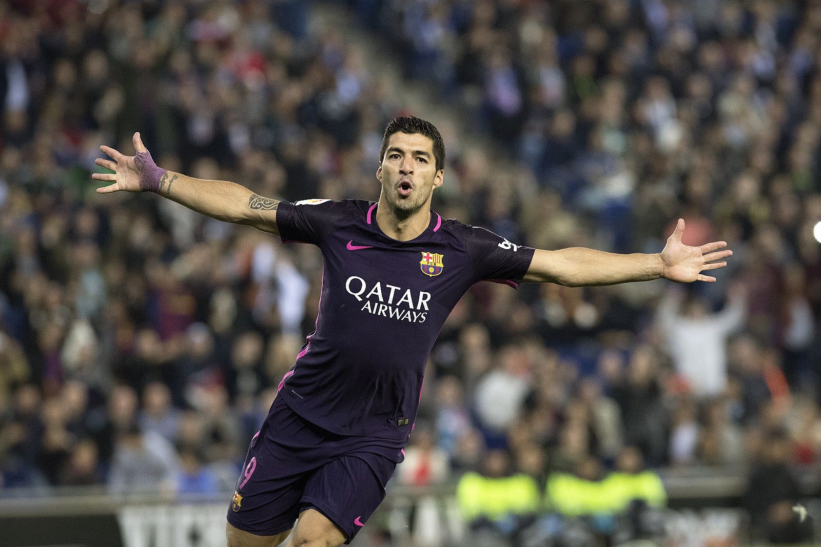 El delantero uruguayo del FC Barcelona Luis Suárez, tras marcar el primer gol frente al Espanyol.