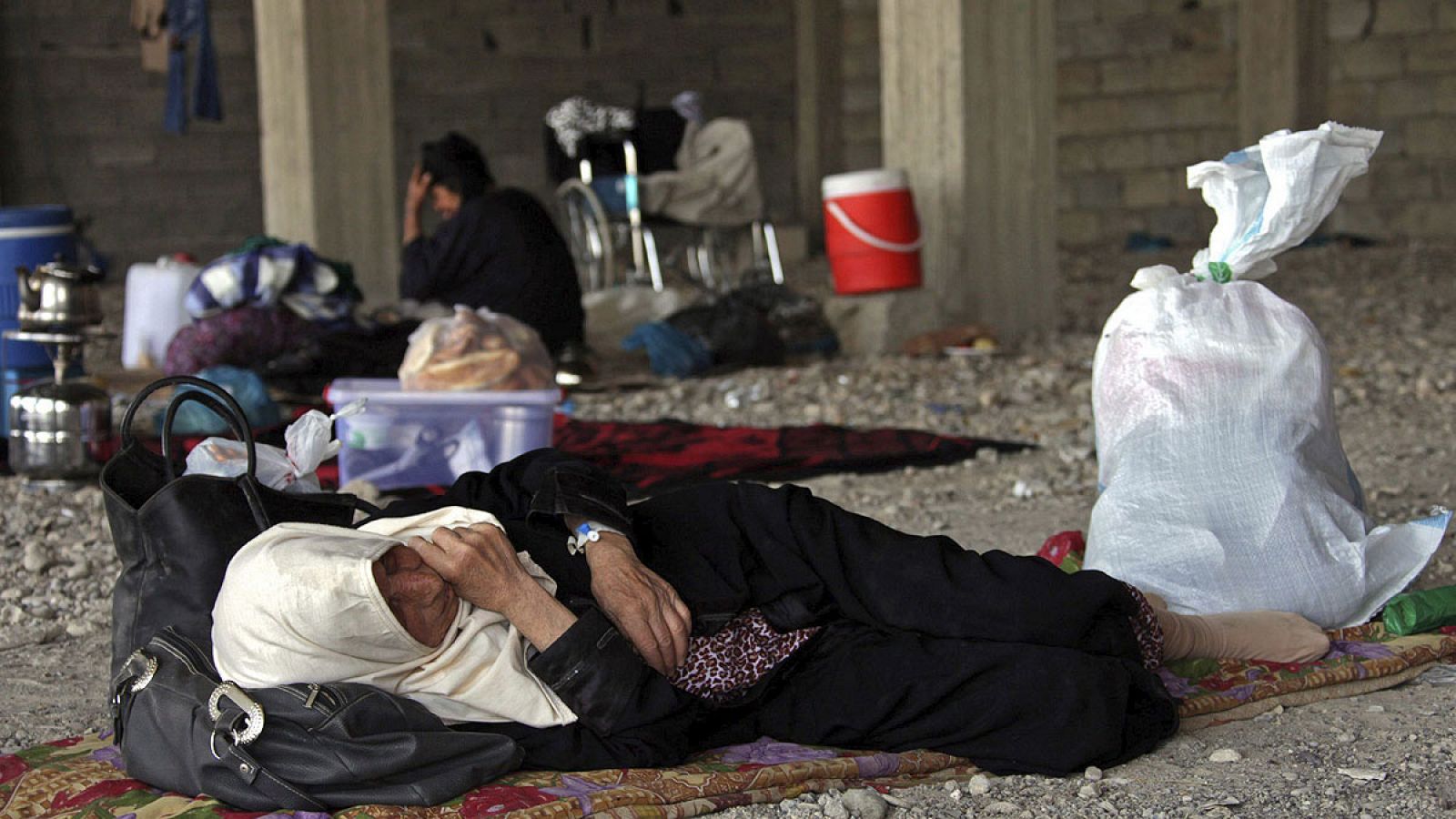 Una mujer descansa en un campo de refugiados cerca de Dohuk (norte de Irak) en una imagen de agosto de 2014