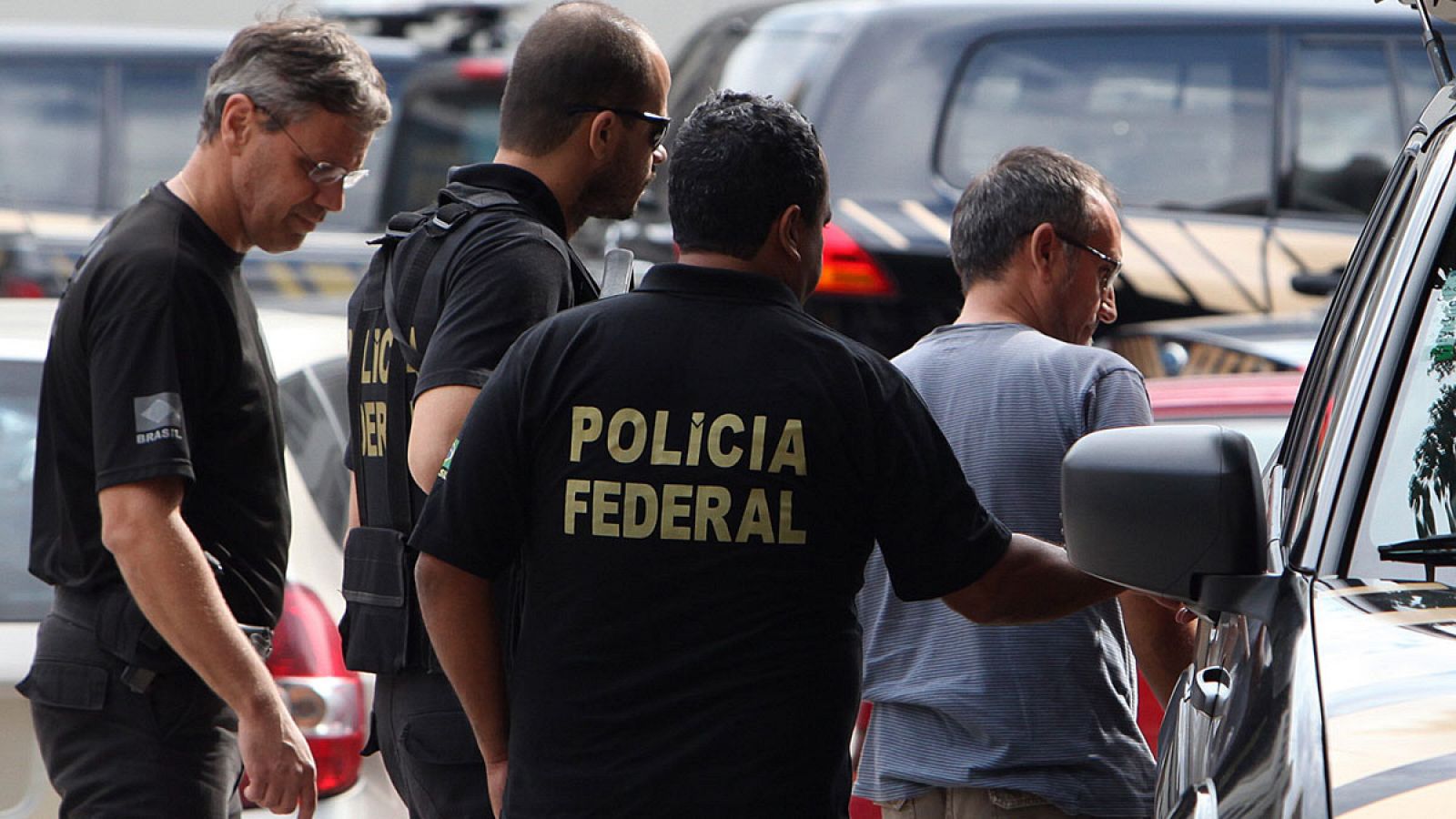 Imagen de archivo de Joseba Gotzon Vizán escoltado por miembros de la Policía Federal en Río de Janeiro (Brasil) en enero de 2013.