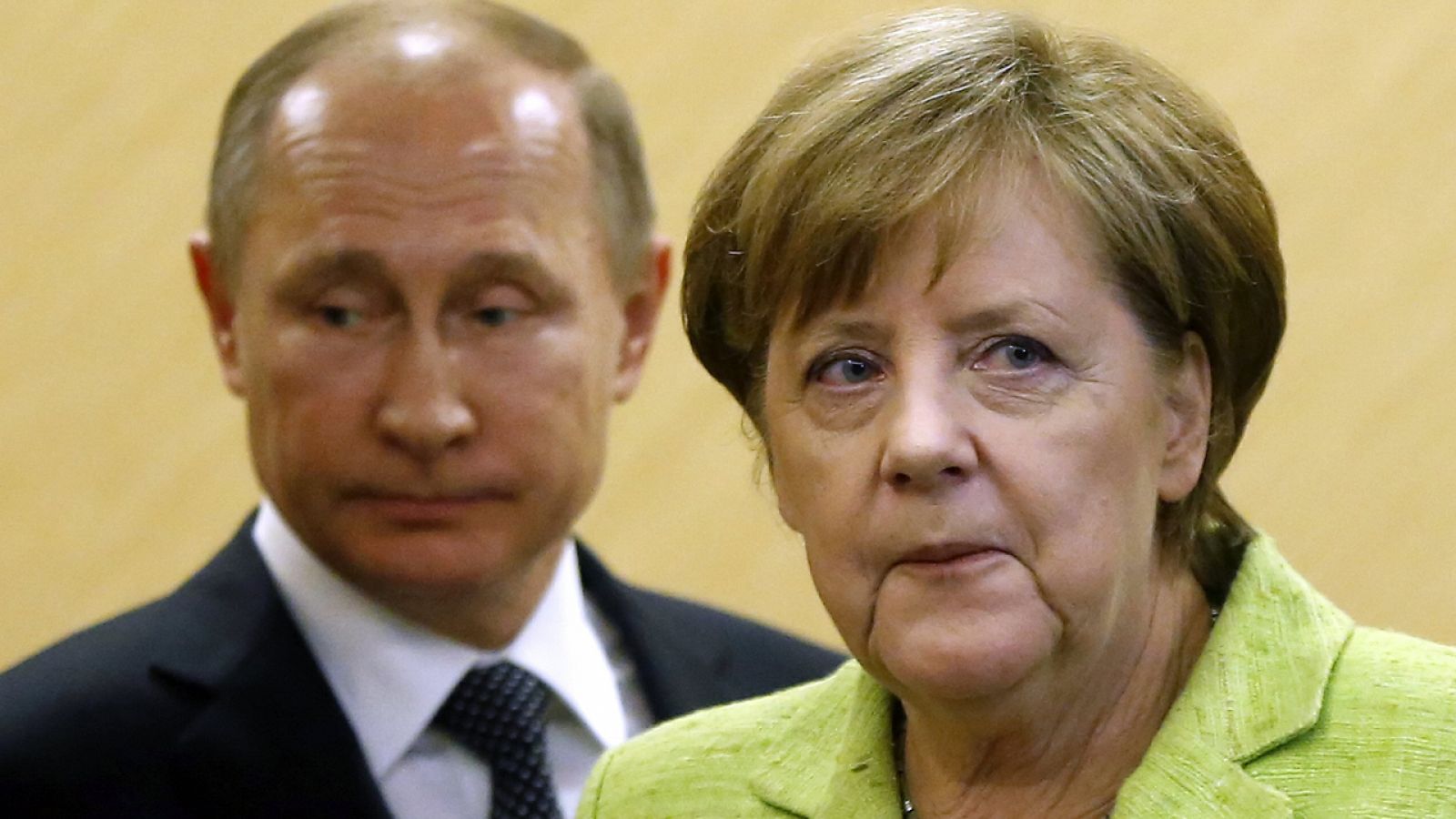 El presidente ruso, Vladimir Putin  y la canciller alemana, Angela Merkel, fotografiados en Sochi, Rusia