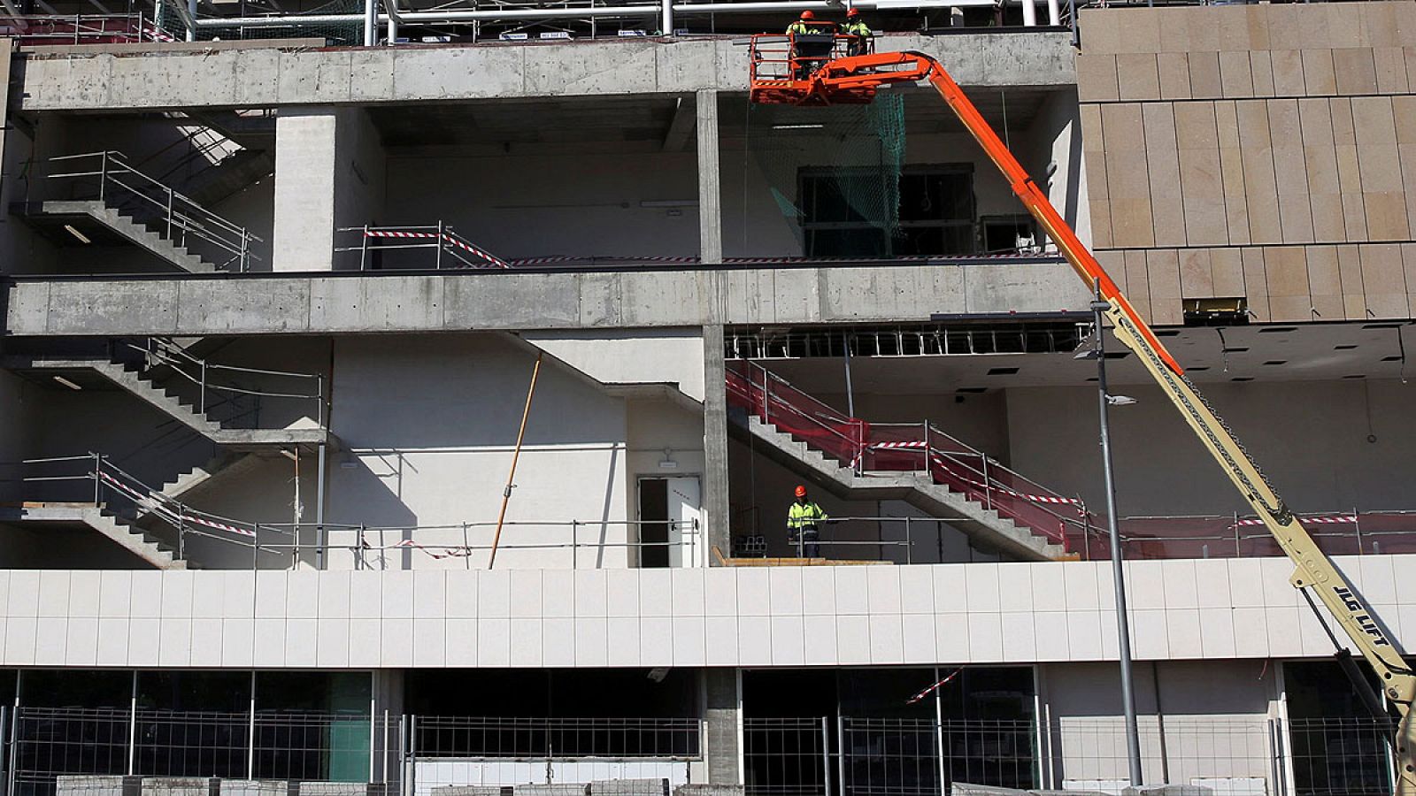 Obreros en un edificio en construcción en Madrid